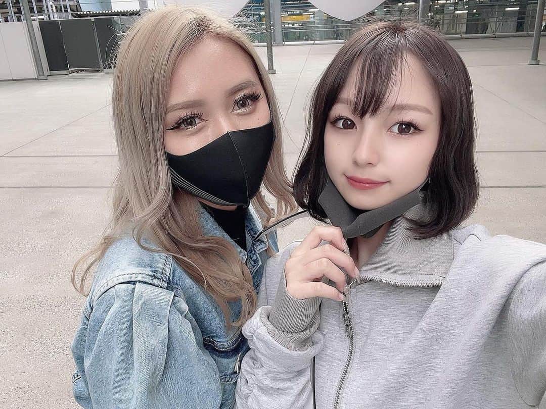 鈴木ユリアのインスタグラム：「. 打ち合わせからの撮影ですた 毎回久々に会うのに 毎日一緒にいるみたいにいつも話できるの 元気ないからってスタバ奢らせてって 帰り奢ってくれた。イケメンすぎ。 本当に優しいし良い子だし 一緒にいて落ち着く。 最近お仕事被らないけど 別々の日常でも大好きだぞ。」