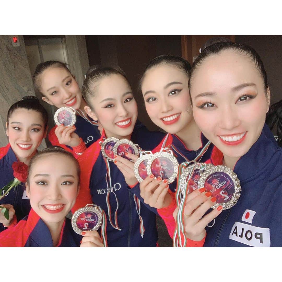 のインスタグラム：「Sofia World Cup🇧🇬 たくさんの応援ありがとうございました‼︎  結果は総合🥉、種目別ボール🥈、種目別フープクラブ🥈でした。 演技内容の方は、まだまだ魅せたい演技をやりきれなかったので、この悔しさは次に活かし、さらに練習を大切にして日々頑張ります！  そして、試合に出場したのは約一年半ぶりでした。 こうしてまた大会に参加することができ、フロアで踊ることができたことに、本当に感謝でいっぱいです！✨ もっともっと演技の完成度を磨き、観てくださる方に何か伝えられる演技ができるよう頑張ります。  今後も応援宜しくお願いします！  #フェアリージャパンPOLA #新体操 #rhythmicgymnastics  #ブルガリア #ワールドカップ」