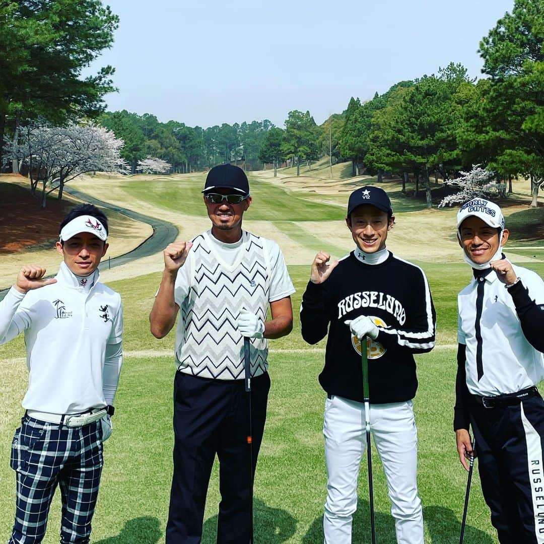 星野英正さんのインスタグラム写真 - (星野英正Instagram)「今日は一流騎手🐴達とのプライベートラウンド⛳️ 、 1枚目　昨日のG1 高松宮記念　２着 　　　　浜中　俊　ジョッキー🐴 、 2枚目　藤岡　祐介ジョッキー🐴 、 3枚目　高松宮記念　１着 　　　　川田　優雅ジョッキー🐴 4枚目　川田君のドダフリ🤣 、 、 今回優雅君は初めてましてで、 ゴルフのうまさにビックリ‼️😵 距離も出るし、かなり繊細、 研究熱心、この性格だから競馬も強いのがわかる👍👍👍 、 俊君も祐介君も絶対上達させるよー‼️🏌️‍♂️ 、 俺に任せろ👍 、 楽しい1日でした😆 、 、、 、、、 #六甲国際ゴルフ倶楽部#競馬#一流ジョッキー#高松宮記念優勝#川田優雅#浜中俊#藤岡祐介#ゴルフ大好き#」3月30日 21時56分 - hidemasa_hoshino