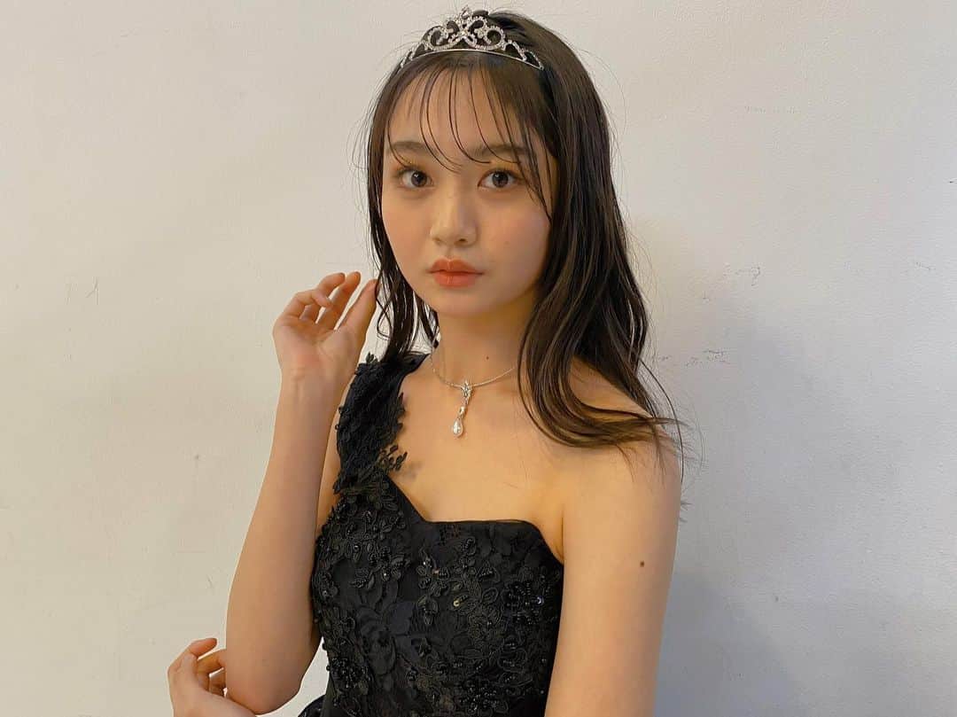 安村真奈のインスタグラム：「本日の卒業生配信を見てくださった皆さん、有難うございました！ まだ余韻に浸っています☁️  長いようで短かった約3年間。 ニコラがいつの間にか生活の中心になっていました！ ニコラに携わることが出来て、本当に幸せです！♡ お世話になった全ての方々に心から感謝しています。 本当に有難うございました！ いつかニコラに戻って来れるように頑張ります！💫  YouTubeでは生配信がアーカイブに残っています！ 何度も見てね❤️  ・ 写真1枚目は4月号のオフショ！ 2枚目はかなりバタバタしていて今日の1人でのオフショがこれしかなかった。。 ティアラが付いていない未完成な状態😓 5Gや在モとのオフショはあるので後々あげますね〜！♡ ・  #安村真奈 #ニコラ #nicola #ニコモ」