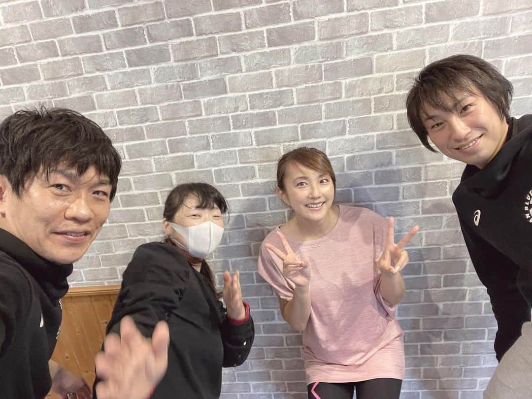 細田阿也さんのインスタグラム写真 - (細田阿也Instagram)「@blueocean_insta   #千葉寺　にある #blueocean に伺い #撮影　でした📸  #パーソナルジム　ということで  #エアリアルヨガ #スラックライン　#ボクシング　などなど様々な　#トレーニング　グッズが盛り沢山！  主人も　#タモリチャレンジ　#youtube にてお世話になりました @yuki.tamori.challenge さんも #トレーナー　としてサポート頂きました🥸　  前回　#アパレル　に続き お声がけ頂き感謝感謝です☺️  HPにUPされるとかとか💪🏼 #千葉　#蘇我　からも近くアクセスもしやすい！ぜひ　@blueocean_insta ご体験を👌  #カメラマン @yama_be #山辺恵美子　さん♡ 先日の雑誌の撮影でお世話になったばかり！ 先日は　#ライター として今回は　#モデル　として　優しくアドバイスくださりサポートしてくださいました♡  タイミングを合わせてくださり、ライティングなどもこだわり、 写真に優しさが伝わりました！ またご一緒できますように🌸  #筋肉痛　2日後にきそうですが、、、🤣　 楽しい撮影をありがとうございました😊」3月31日 8時01分 - hosodaaya