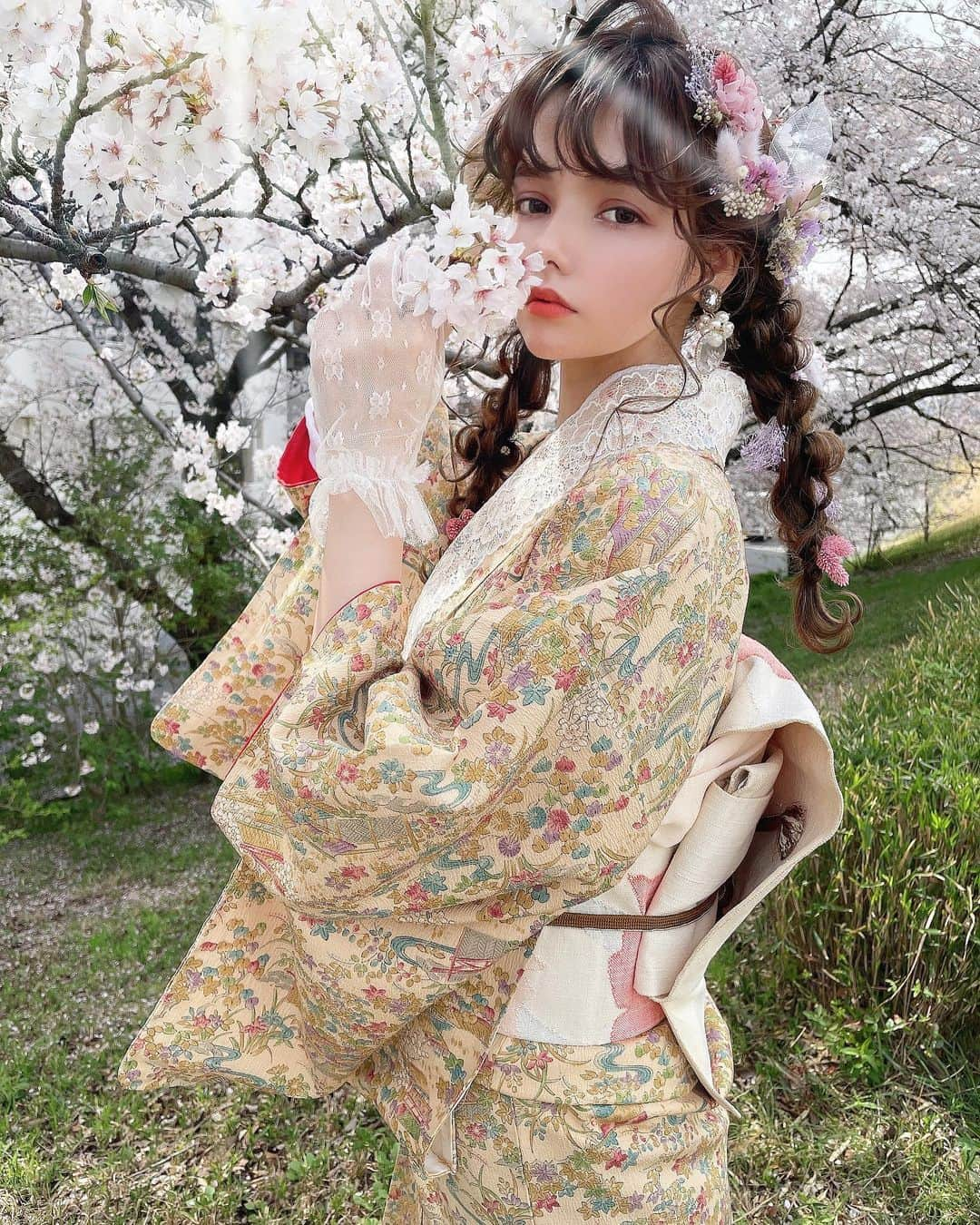 堀井大輔さんのインスタグラム写真 - (堀井大輔Instagram)「・ ・ 🌸🌸🌸 🌸🌸 ・ 桜撮影、日にちドンピシャだった✨ ・ そして、この日のために アンティーク着物1式揃えてた♡ スタッフの @__m.a.i11 協力で実現した着物撮影。 着付けはできないから 撮影の幅が広がって新しい作品が増えてく😍 モデルは、東京から @christina_kmr999 呼んできた🙌 桜と着物、ピッタリすぎた✨✨✨ 夕方、もう数枚作品載せます🙌 ・ ・ 𝑚𝑜𝑑𝑒𝑙 @christina_kmr999  ℎ𝑎𝑖𝑟/𝑝ℎ𝑜𝑡𝑜 @daisuke_5511  ℎ𝑎𝑖𝑟 𝑎𝑐𝑐𝑒𝑠𝑠𝑜𝑟𝑦  @bebu_flower  𝑒𝑎𝑟𝑟𝑖𝑛𝑔 @you_and_me_aroma  着付け @__m.a.i11  ・ ・ #桜 #アンティーク着物 #着物 #ホリーマジック #ホリージョ撮影 #エモージョ #ホリージョ #エモさ #クラウンヘアー #天白区#セット#ヘアアレンジ #プレ花嫁 #作品撮り #ウェディングドレス #2021秋婚 #2021春婚 #2021夏婚 #全国のプレ花嫁さんと繋がりたい #ウェディングニュース #コテ巻き  #DRESSY花嫁 #ゼクシィ2021 #アップスタイル #おだんご #編みおろし #プラコレ ￼ 	◦」3月31日 8時11分 - daisuke_5511