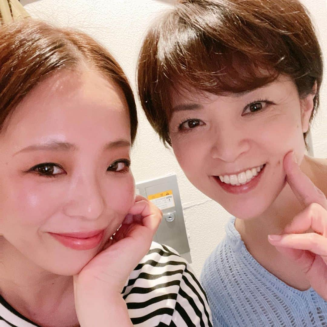 石原詢子さんのインスタグラム写真 - (石原詢子Instagram)「古内東子さんとのツーショット！ お話ししてて、とっても楽しい方！！ 『ただそばにいてくれて』 素敵な曲をありがとう〜  #ただそばにいてくれて #古内東子 さん #5月19日 #発売 #1年半ぶり #新曲 #新生 #石原詢子 #世界観 #新境地 #ありがとう #メッセージソング #温もり #コロナ禍 #素敵な方 #気の合う仲間 #飲み友達」3月31日 8時32分 - junko_ishihara.official