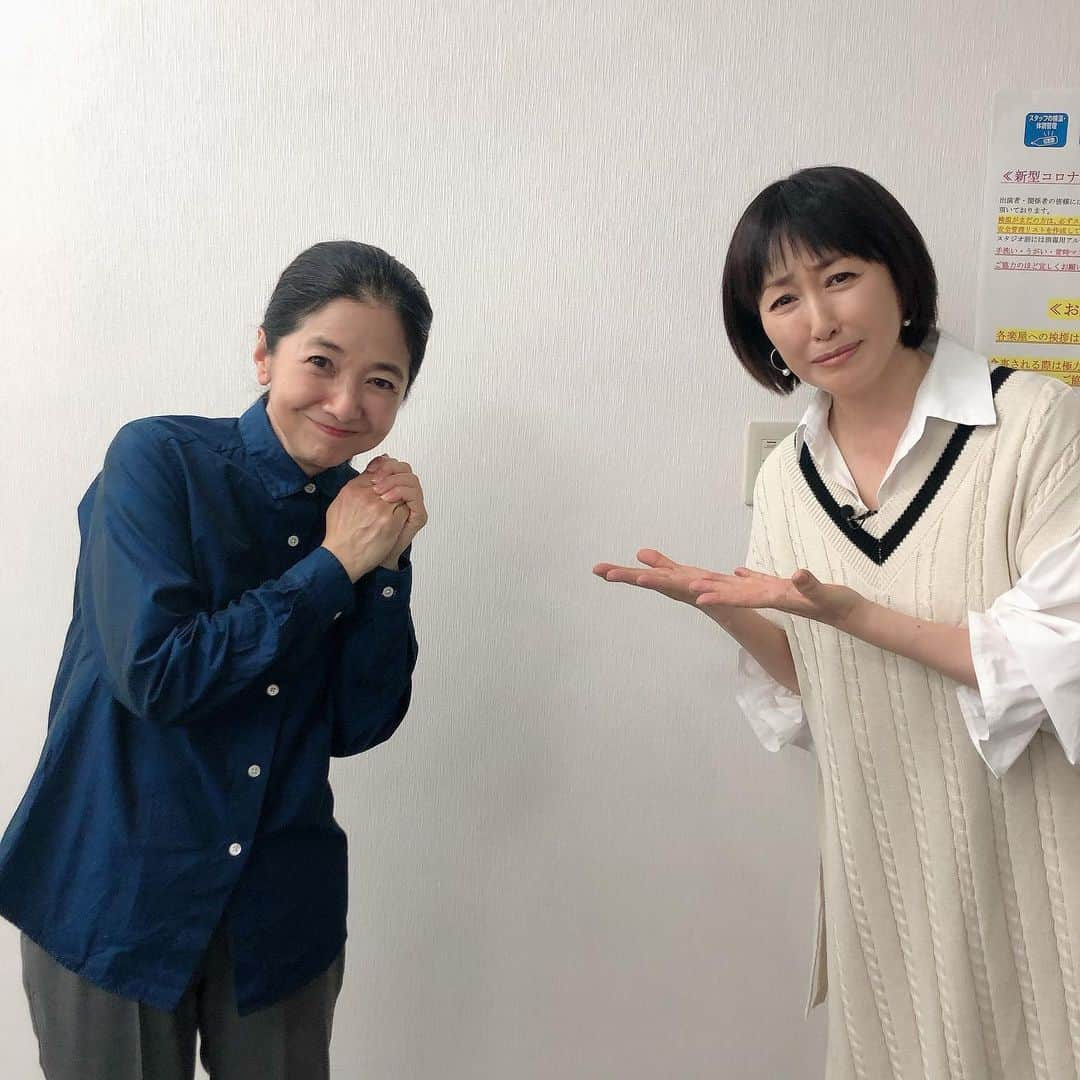 宮崎美子さんのインスタグラム写真 - (宮崎美子Instagram)「皆さん、おはようございます。  本日放送のミラクル9は、3時間スペシャルです。 18:45から始まりますよ。 そして、スペシャルな出演者の高島礼子さん。  お久しぶりにお会いしました！収録終わって、写真撮りましょうって、すみません、私服で失礼致します。  今夜のミラクル9も楽しいこと間違いなしですので、ぜひ、ご覧ください。  2枚目は、先日のいちご狩りの写真、もう一枚ありました。  #ミラクル9 #テレビ朝日 #高島礼子 さん」3月31日 8時49分 - miyazakiyoshiko.official