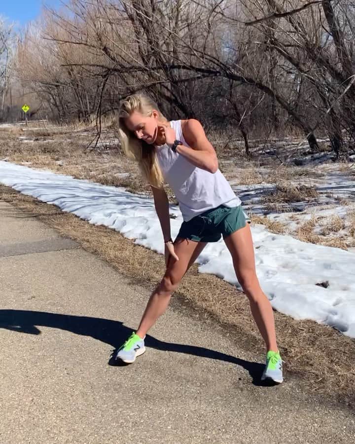 エマ・コバーンのインスタグラム：「All about the details pre-run! Gotta prep to make my run as comfortable as running can be J I love using Compeed advanced blister care cushions whenever I have a blister to help with pain relief and healing. If you have a blister, these are a must. Link in bio to purchase #compreed #compeedusa #blisterexpert #ad @compeedusa」