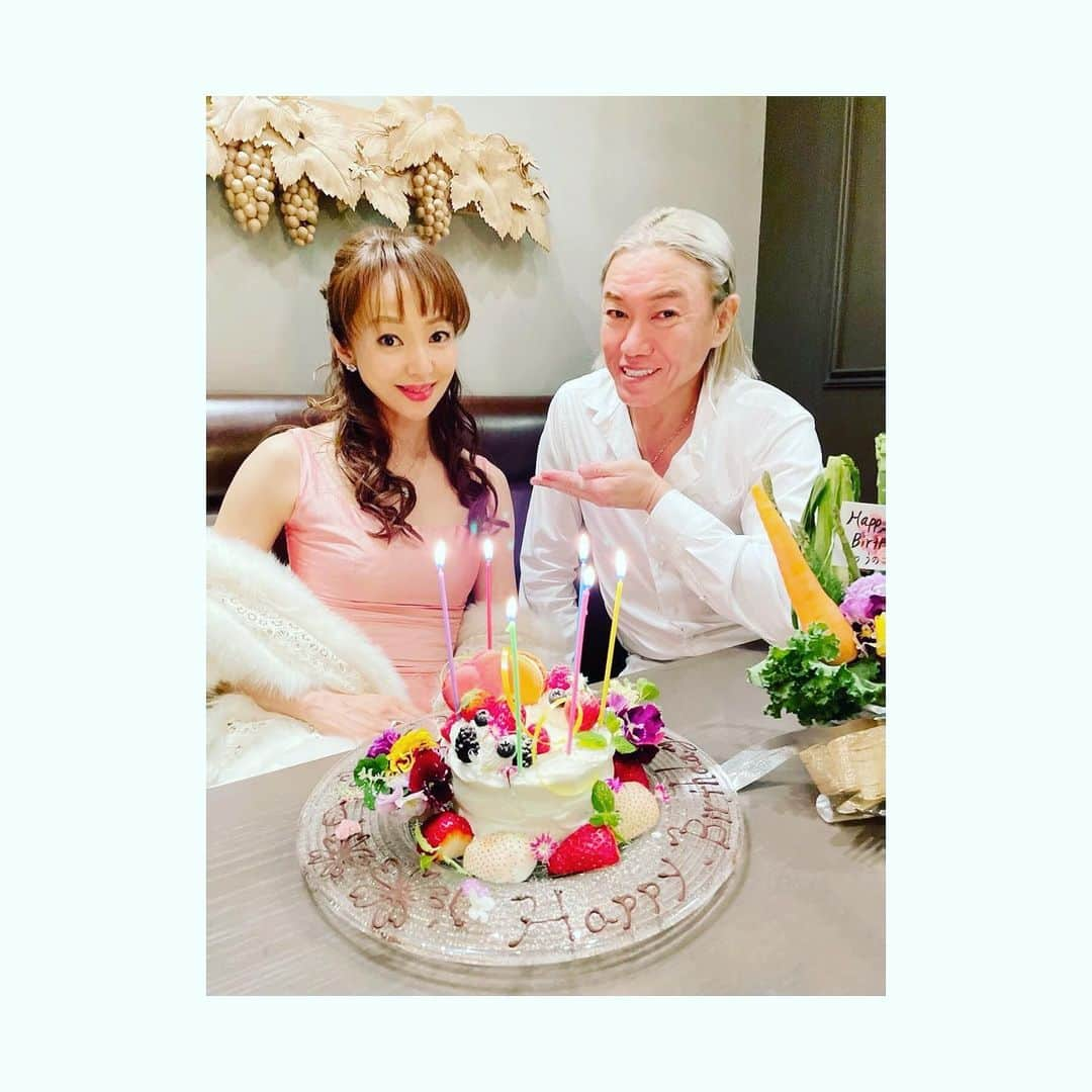 神田うのさんのインスタグラム写真 - (神田うのInstagram)「お誕生日当日は出発時間だけ伝えられた娘💕&パパ（主人）のサプライズ企画でした🤣 ワクワクしながら車に乗りどうやら行き先は銀座方面❣️ 銀座のどこだろう❓と思いながら到着したのは銀座HERMES本店🤣久々のエルメス本店に心弾みながらもバーキンコーディネートしてきて良かった〜危ないとこだったセ〜フ🙆‍♀️なんて一安心する自分もいたりして（笑） パパが目ぼしい商品を見繕ってくれていたので、当然選ぶと思い『ではこちらにするね☺️』と選んだら『全てお買い上げ済みです』と言われ😅選ぶ必要がなかったドビックリサプライズ😂 いや〜これには恐れ入りました🙇‍♀️ きっと今回はお誕生日プレゼントという事だけではなく主人から私へ色々な気持ちが入っているんだろうな〜と感慨深かったです。 さて、お次のサプライズはレストラン。 銀座だったらあそこかな❓ここかな❓と予想していたレストランは全て外れ（笑） 正解は渡邉明シェフ💕 @akira0202afc の新しく出来たお店FARM AKIRA @farm_akira.jp でした☺️ 私が以前『明さん💕のお野菜を沢山使った新しいお店FARM AKIRAに行きたいな☺️』と言ったからここにしたとの事でした💛 言った方は半ば忘れていたのに（ごめんなさい🙇‍♀️）会話の中で言った事を覚えてくれていて記憶力と実行力が主人らしいなと思いました🤣 明シェフ💕のクリエイティビティの高さに久々に感動したディナーでした😍 とにかくお野菜を沢山頂けるお料理の数々に大満足😍 ちなみに9歳の娘も全品全て完食して大人顔負けの食欲に明シェフ💕も驚いていました🤣（笑） こうして家族3人でお誕生日を過ごせた事にとにかく感謝でした☺️  そしてお祝いコメントを下さった方々💕ありがとうございました☺️  四捨五入したら50歳の神田うのより🤣  #感謝#46回目のお誕生日#46回目の#お誕生日#誕生日#birthday#mybirthday#家族と過ごすお誕生日#神田うの#unokanda」3月31日 0時39分 - unokandaofficial