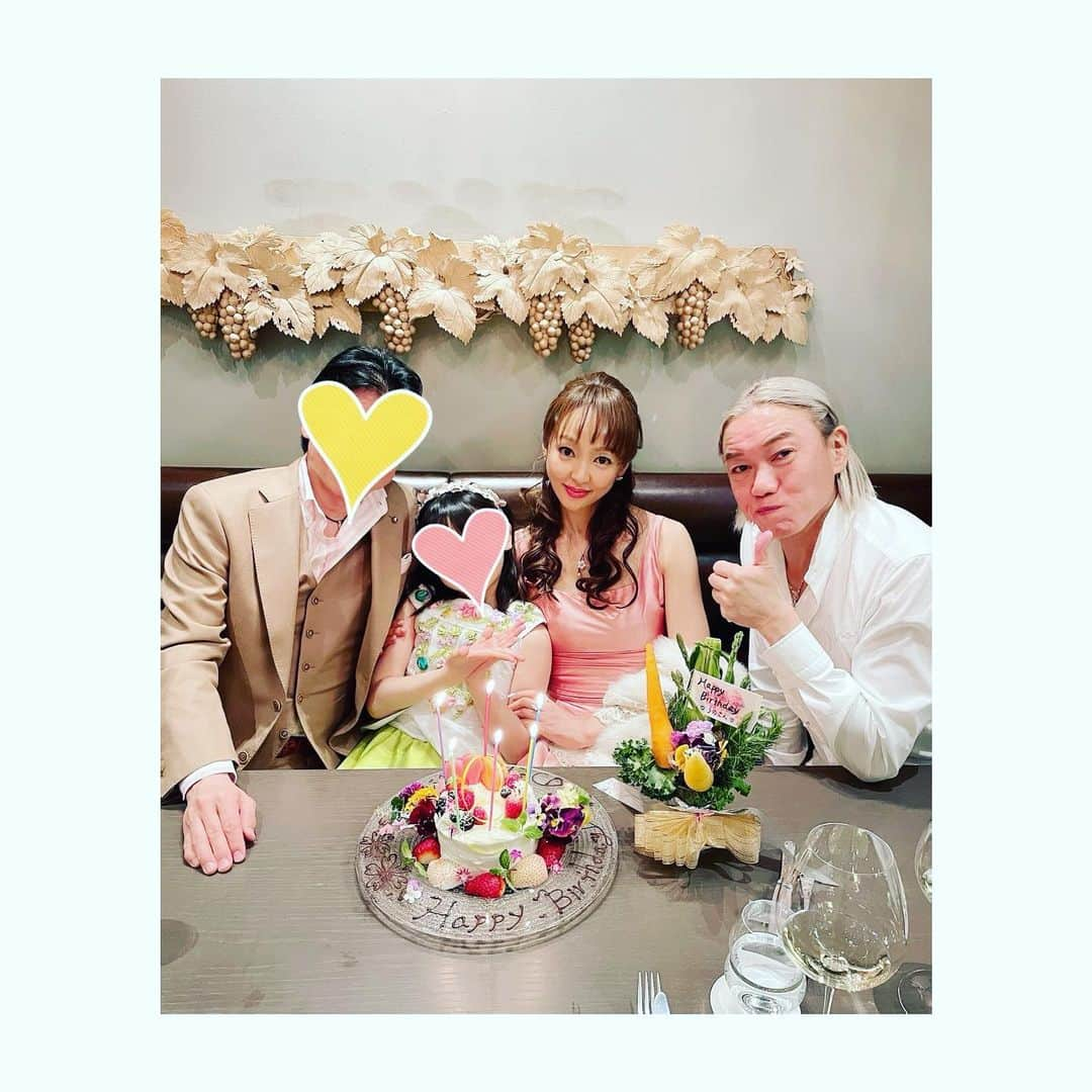 神田うのさんのインスタグラム写真 - (神田うのInstagram)「お誕生日当日は出発時間だけ伝えられた娘💕&パパ（主人）のサプライズ企画でした🤣 ワクワクしながら車に乗りどうやら行き先は銀座方面❣️ 銀座のどこだろう❓と思いながら到着したのは銀座HERMES本店🤣久々のエルメス本店に心弾みながらもバーキンコーディネートしてきて良かった〜危ないとこだったセ〜フ🙆‍♀️なんて一安心する自分もいたりして（笑） パパが目ぼしい商品を見繕ってくれていたので、当然選ぶと思い『ではこちらにするね☺️』と選んだら『全てお買い上げ済みです』と言われ😅選ぶ必要がなかったドビックリサプライズ😂 いや〜これには恐れ入りました🙇‍♀️ きっと今回はお誕生日プレゼントという事だけではなく主人から私へ色々な気持ちが入っているんだろうな〜と感慨深かったです。 さて、お次のサプライズはレストラン。 銀座だったらあそこかな❓ここかな❓と予想していたレストランは全て外れ（笑） 正解は渡邉明シェフ💕 @akira0202afc の新しく出来たお店FARM AKIRA @farm_akira.jp でした☺️ 私が以前『明さん💕のお野菜を沢山使った新しいお店FARM AKIRAに行きたいな☺️』と言ったからここにしたとの事でした💛 言った方は半ば忘れていたのに（ごめんなさい🙇‍♀️）会話の中で言った事を覚えてくれていて記憶力と実行力が主人らしいなと思いました🤣 明シェフ💕のクリエイティビティの高さに久々に感動したディナーでした😍 とにかくお野菜を沢山頂けるお料理の数々に大満足😍 ちなみに9歳の娘も全品全て完食して大人顔負けの食欲に明シェフ💕も驚いていました🤣（笑） こうして家族3人でお誕生日を過ごせた事にとにかく感謝でした☺️  そしてお祝いコメントを下さった方々💕ありがとうございました☺️  四捨五入したら50歳の神田うのより🤣  #感謝#46回目のお誕生日#46回目の#お誕生日#誕生日#birthday#mybirthday#家族と過ごすお誕生日#神田うの#unokanda」3月31日 0時39分 - unokandaofficial