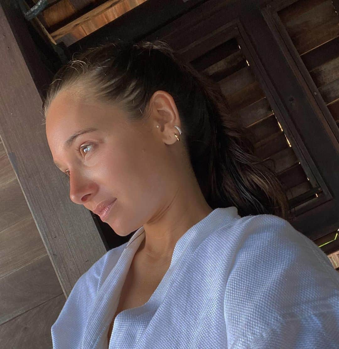 We Wore Whatのインスタグラム：「Bare skin tan lines sunsets & new sets 😌」
