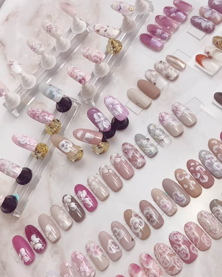 salon de Langeのインスタグラム：「📢お花の講座で学んでいく内容ﾃﾞｽ🌸﻿ ﻿ このボリューム！！！﻿ ﻿ 3ヶ月でこんなにやるの？？って﻿ ﻿ ビックリすると思いますが…﻿ 心配しなくて大丈夫👌﻿ ﻿ 花びら一枚一枚、ライン1本から﻿ 丁寧にレクチャーしていきます。﻿ ﻿ お花は花びら同士の組み合わせで﻿ 出来ています。﻿ ﻿ 違って見えるデザインですが﻿ 全ては基礎からの応用！！﻿ ﻿ 基礎をしっかり身につければ﻿ ここまでのデザインに﻿ 広がるんです(*´꒳`*)🌼🌼﻿ ﻿ ﻿ * .✽ 。* ✽.。* .✽ .。* ✽.。* .✽ 。* ✽.。* .✽﻿ ﻿ 詳細はコチラ﻿ ↓↓﻿ ﻿ ❶ お花のアート完全マスター！﻿ 　〜3ヶ月集中講座〜﻿ ﻿ この講座はサロンワークで必需な﻿ 〝お花のアート〟を3ヶ月で﻿ 徹底的にマスターしていただく講座になります。﻿ ﻿ 何から手をつけたらいいのかわからない…﻿ という初心者の方にも分かりやすく﻿ 一つ一つの工程を、丁寧にお伝えしていきます！！﻿ ﻿ 例えば…﻿ ✔︎筆はどんなものを選んだらいいの？﻿ ✔︎お花にはどんなジェルがおすすめなの？﻿ ﻿ という道具や材料の選抜や﻿ ジェルの使い分けや、筆をおろす角度﻿ 筆圧の強弱や、筆に含むジェルの量など…﻿ とにかく事細かくレクチャーしていきます。﻿ ﻿ レッスンの中では﻿ お花の描き方や手順だけではなく﻿ 〝爪に合わせたデザインの配置〟や﻿ 〝失敗した時の対処法〟﻿ など、明日から使える﻿ リアルな情報も含めてお伝えしていきます！﻿ ﻿ ﻿ 🌸アートが苦手な方や﻿ 何度習ってもお花のアートに﻿ 自信が持てない方に﻿ 是非是非ご受講いただきたい講座になります♪﻿ ﻿ 更に…！！！﻿ ﻿ メンバーには「手描きの花びらパレット」﻿ をプレゼント✨🎁﻿ ﻿ ﻿ mi-mi の愛情たっぷりのサロンになります❤️﻿ ﻿ _______________________ ﻿ お申し込みは﻿ ◆4/1（木）20:00  START‼️﻿ ﻿ @onnail.2020﻿ 詳細は﻿ ストーリーのリンクからご覧ください♪﻿ _______________________﻿ ﻿ ❶お花完全マスター　﻿ 　29700円（税込）/ 3ヵ月﻿ ﻿ _______________________﻿ ﻿ 📩ご質問があれば直接DM下さいね♡﻿ ﻿ ﻿ ﻿ #onnail﻿ #オンラインサロン﻿ #オンラインセミナー﻿ #ネイルレッスン﻿ #ネイルスクール﻿ #セルフネイル﻿ #サロンワーク﻿ #児山未奈﻿ #みーみ﻿ #サロンドランジェ﻿ #名古屋ネイルスクール ﻿ #名古屋ネイルサロン﻿ ﻿ ﻿ * .✽ 。* ✽.。* .✽ .。* ✽.。* .✽ 。* ✽.。* .✽﻿ ﻿」