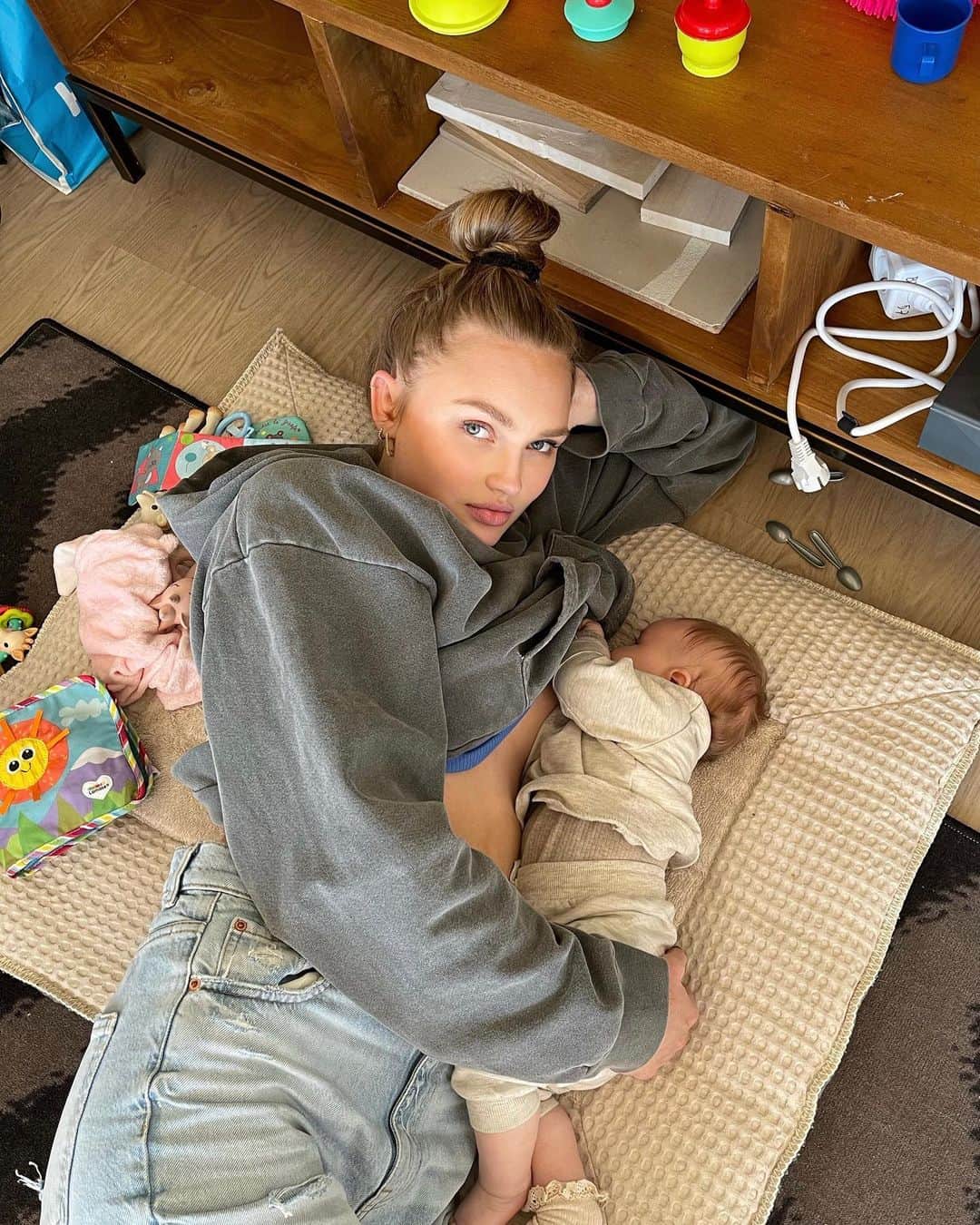 ロミー・ストリドのインスタグラム：「💜🧡❤️💛💚💙」