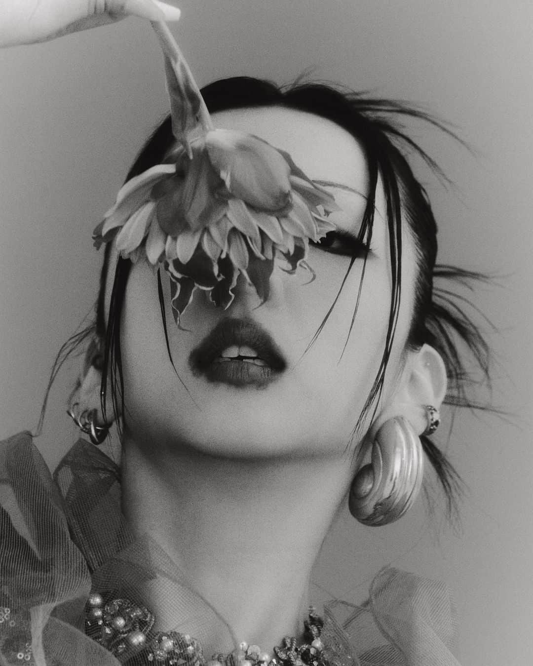チョン・ジウ・ウーさんのインスタグラム写真 - (チョン・ジウ・ウーInstagram)「⠀ 'Opposites Attract' - WE ARE - ⠀ 다름의 미학. 같은 듯 다른 모습을 통해 둘이 가진 미의 본질과 구조를 우리만의 방식으로 해석하고 그 아름다움을 깊게 들여다본 작업이었습니다. ⠀ ⠀ ⠀ Photography by @yangjoongsan Styled by @kukseonnh Makeup by @n_un_i Hair by @yunjihyeonana Model by @_zziwooo0 @baebaeyurim Plant Art by @hai_ihwa」3月31日 1時34分 - _zziwooo0