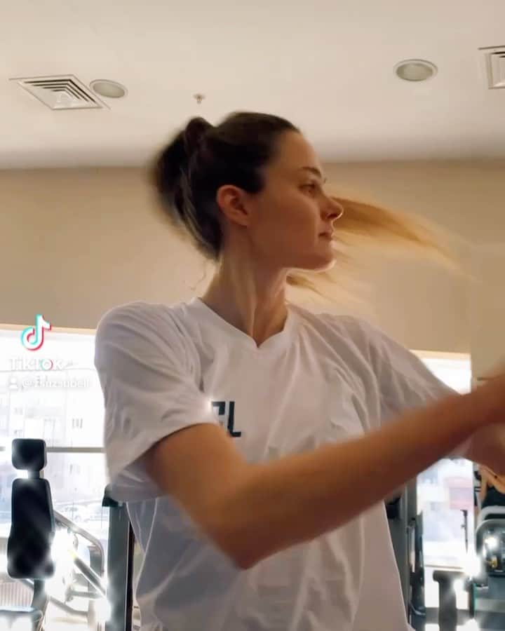 ズザンナ・ヤカボスのインスタグラム：「🏋️‍♀️  . . . . . #workout #gym #gymlife #gymgirl #gymmotivation #swimmerlife #swimlife #workinprogress #tb #training #trainingday #trainingcamp」