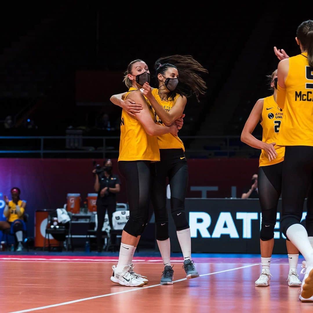 シェイラ・カストロのインスタグラム：「Muito feliz de ter jogado a primeira temporada @auprovolleyball!!! @gov1007 obrigada por ter me mandado aquela mensagem perguntando se eu gostaria de participar! Foi uma das experiências mais incríveis que tive! Me diverti muito! E fui muito feliz compartilhando a quadra com vc! Já sei que ano que vem tem de novo, e fiquei muito feliz com essa notícia! Sei que jogar profissionalmente aqui foi o sonho de vcs por muitos anos, e ter participado deste momento único é muito especial pra mim! @gov1007 @cassidylichtman7 @kristenhahntupac @mollymccage @taylor_12_morgan, Jon, Jonathan, e todos vcs que fizeram essa liga acontecer, muito obrigada! Significa muito para o vôlei!!! #beunlimited #auprovolleyball @auprosports」