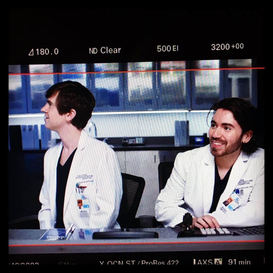 サラ・ウェイン・キャリーズさんのインスタグラム写真 - (サラ・ウェイン・キャリーズInstagram)「big love & many thanks to everyone who tuned in to #thegooddoctor last night! 🎞  . and 👏🏾 👏🏾 👏🏾 to the cast & crew for their wonderful work!  . @althomas1 @fionagubelmann @freddiehighmore @noahegalvin @iammarcuisharris @jasminevega @michaelhsurosen @paigespara @thegooddoctorabc」3月31日 4時32分 - sarahwaynecallies