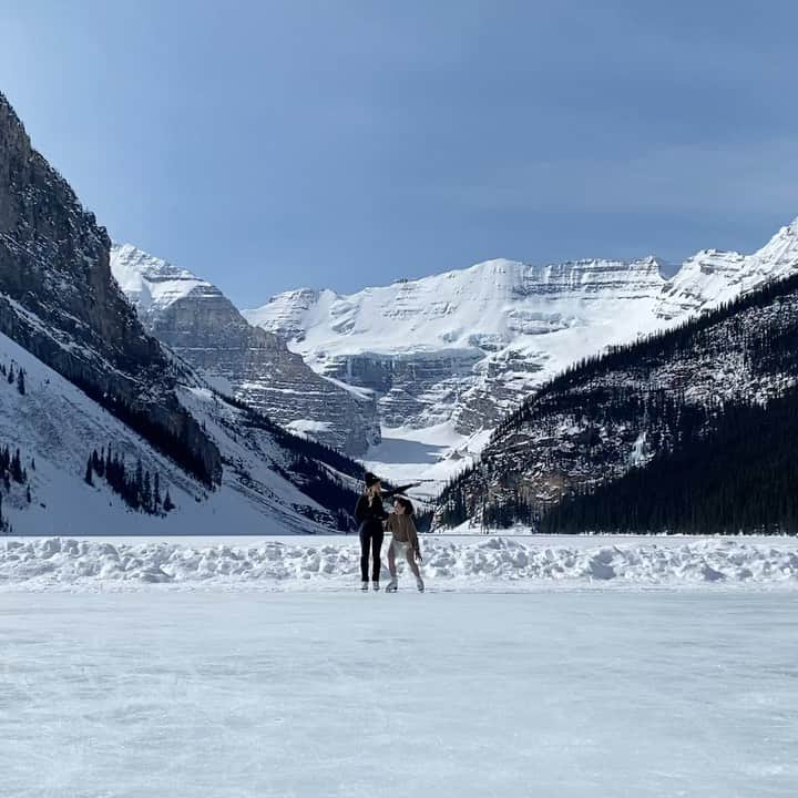 ヴォーン・チピアーのインスタグラム：「When @taralipinski asks for a #backflip, you ask how high... #auraskates #johnwilsonblades #banffnationalpark #fairmontlakelouise #travelalberta」