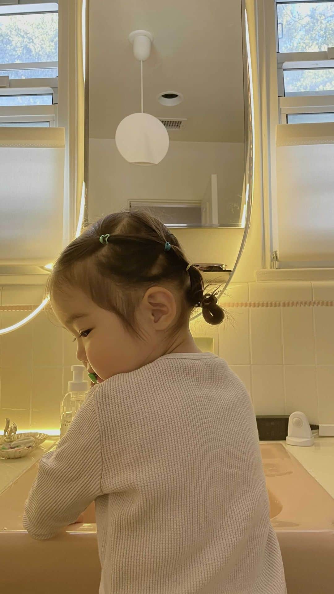 三苫愛のインスタグラム：「How to cut kids’s bangs🧒🏻 子供の前髪の切り方。 ➰1歳10ヶ月編➰ ⚠️動画を見せながらは必須です📺 @hakumifu #mitomamakeup」