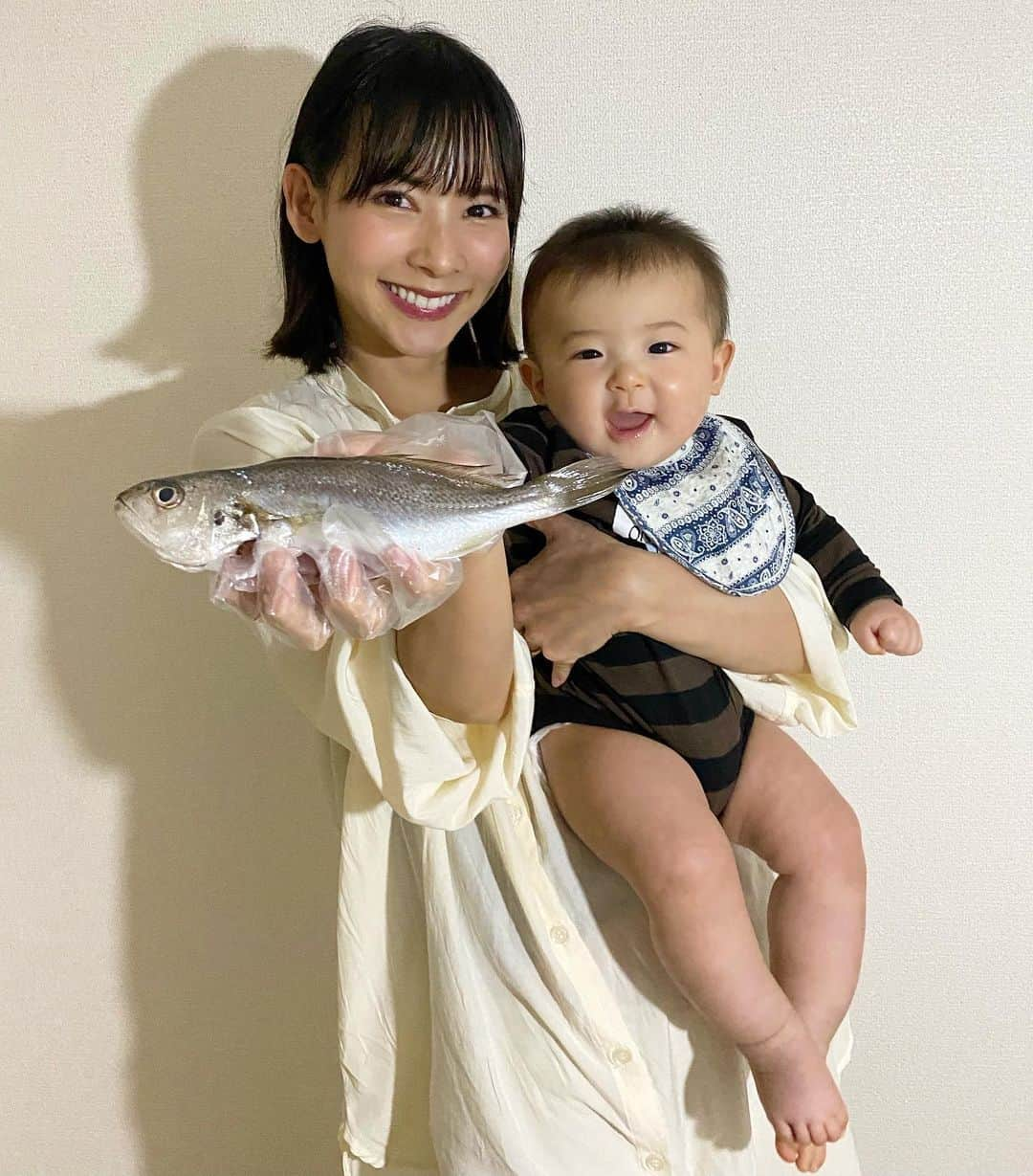 阪本智子さんのインスタグラム写真 - (阪本智子Instagram)「🐟♡ アジ釣りで少しタナを下げて 碧くん用のイシモチを釣りました🎣💙 自分が食べる魚だと気づいたのか すんごく嬉しそうな笑顔😆 ＊ #fishing #fishinggirl #fishingmama #boymama #生後7ヶ月 #7ヶ月ベビー #むちむちボディ #釣り #釣り女子 #釣りママ #男の子ママ #阪本智子」3月31日 6時41分 - tomoko_sakamoto423