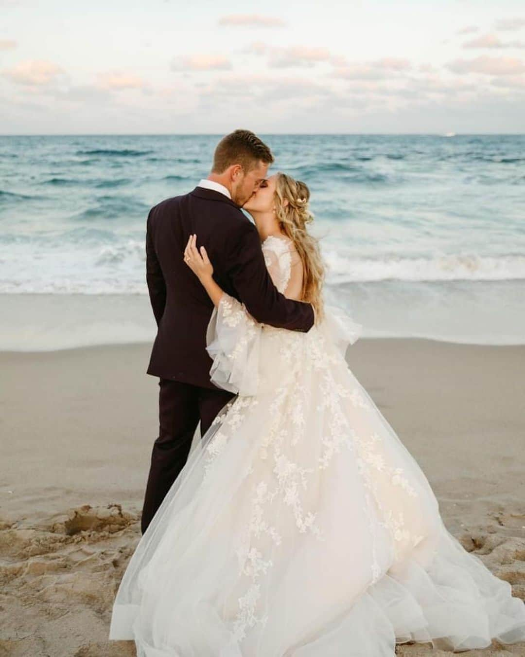 サシャ・カリスさんのインスタグラム写真 - (サシャ・カリスInstagram)「We had the best time celebrating our friend’s on their special day 🤍 Their wedding was something out of a fairytale 😍  #weddingphotography #weddinginspiration #beautifuldestinations #oceanview #palmbeach」3月31日 6時54分 - _bahamasgirl_