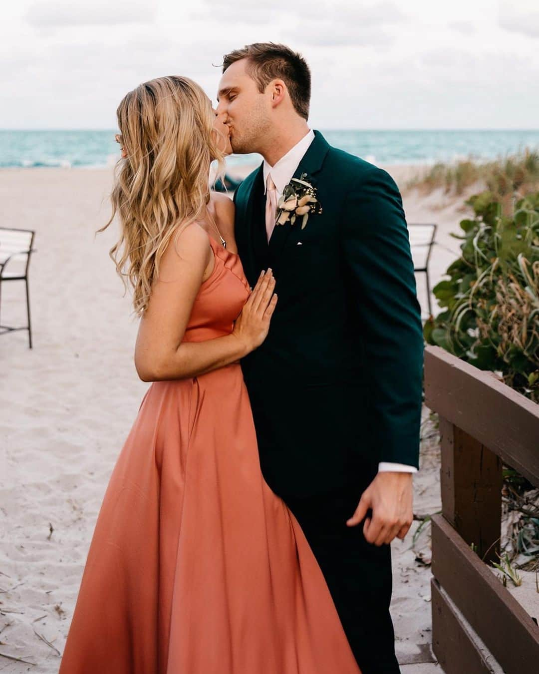 サシャ・カリスさんのインスタグラム写真 - (サシャ・カリスInstagram)「We had the best time celebrating our friend’s on their special day 🤍 Their wedding was something out of a fairytale 😍  #weddingphotography #weddinginspiration #beautifuldestinations #oceanview #palmbeach」3月31日 6時54分 - _bahamasgirl_