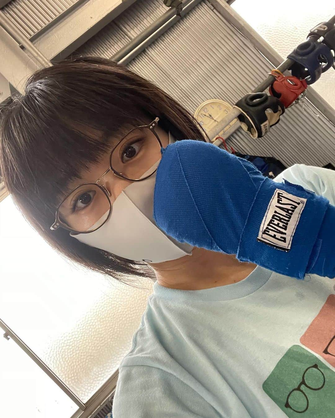 時東ぁみさんのインスタグラム写真 - (時東ぁみInstagram)「ガチボクシングへ🥊 ・ 番組スポンサーも務めてくださっている鹿浜ボクシングジムさんへ 通っている木曽さんちゅうさんに連れて行ってもらったの！ ・ ガチボクシングは初！！ パンチは足や腰が大事なんだね！！ ミット打ち決まると超気持ちいい♡ ・ 木曽さんのYouTubeでトレーニングの様子アップされてるので、もしよかったら見てください🥊 Tシャツがかぶったことが恥ずかしかったなw ・ #時東ぁみ #ボクシング #boxing #🥊 #足立区 #鹿浜ボクシングジム #ボクシングジム #パンチ #ミット打ち #足腰 #大事 #トレーニング #training #youtube #気持ちよかった #楽しかった #Tシャツ #お揃い #恥ずかしい」3月31日 7時07分 - amitokito