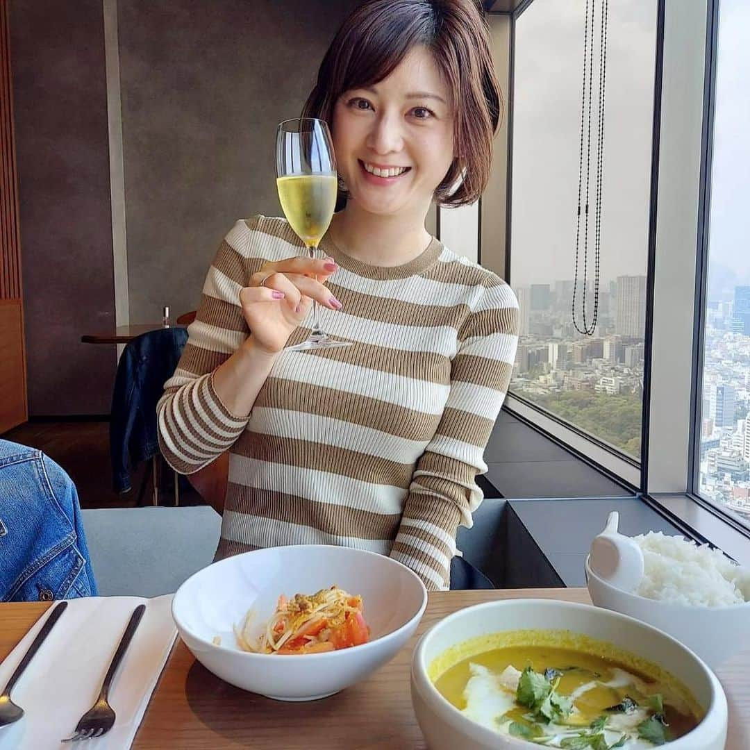 原史奈さんのインスタグラム写真 - (原史奈Instagram)「お友達とロングレインでランチ 39階からの素晴らしい景色を眺めながらお花見気分で昼シャン🌸🍾 トマトたっぷりのソムタムも汗をかくほどスパイシーなグリーンカレーも美味しかった😋 それからお知らせです 明日キニナルマーケットに出まーす 今回もすっごい商品なのでお見逃しなく‼️ #ロングレイン #longrain #恵比寿ガーデンプレイス #39階 #ランチ #タイ料理 #グリーンカレー #tbs #キニナルマーケット #オンエア情報 ﻿﻿﻿﻿﻿﻿﻿#原史奈 #ゴルフ #ゴルフレッスン #ゴルフ女子#ゴルフ大好き #golf #ゴルフウエア #ゴルフコーデ #ゴルフグッズ #ゴルフ動画 #ping #ピン #ping女子 #gle2 #g410 #even #archivio #アルチビオ #cuartounited #instagolf」3月31日 7時05分 - fuminahara