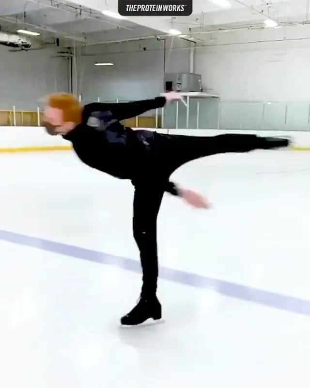 ショーン・ラビットのインスタグラム：「おいしいおやつがどれだけ好きかはばかげていますか？ 😂⛸ Is it ridiculous how much I love good snacks? 😂⛸🍫  これらのridiculousバーはとても良いです、彼らは私がそれらにできるだけ早く到達するためにばかげたことをするようにさせました！ 😂🍫  これらのバーはすべてビーガンで、タンパク質が豊富で、キャンディーのような味がします！  私のコードを使用してください：SEAN1  These Ridiculous bars are SO GOOD they got me doing ridiculous things to get to them ASAP! 😂🍫  These bars are all vegan, high in protein, and taste like candy! Use my code: SEAN1 . . . . . . . . . . . #figureskating  #patinartistico  #training  #foodie  #fitfam  #travel  #mensfashion  #ootd  #japan  #vegan #vegansnacks  #healthysnacks #theproteinworks #アメリカ #フィギュアスケート  #トレーニング  #ビーガン  #筋トレ  #モデル  #イケメン  #ファッション  #おしゃれさんと繋がりたい  #今日の服  #いいね返し  #インスタ映え  #可愛い   #おはよう #ボディーメイク #ビーガン」