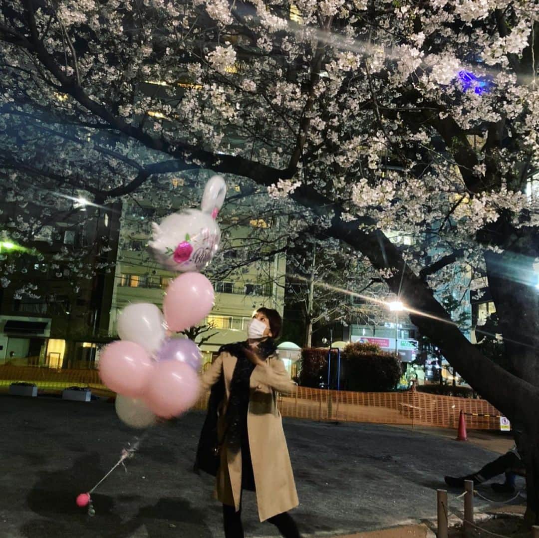 望月理恵さんのインスタグラム写真 - (望月理恵Instagram)「みてみて私の桜写真part4笑  誕生日を祝ってくれた友との 夜桜🌸 私の誕生日いつやったっけ？w #関西弁炸裂#ありがとう❤️ #大好き」3月31日 18時15分 - mochiee28
