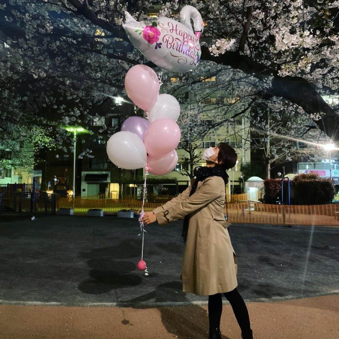 望月理恵さんのインスタグラム写真 - (望月理恵Instagram)「みてみて私の桜写真part4笑  誕生日を祝ってくれた友との 夜桜🌸 私の誕生日いつやったっけ？w #関西弁炸裂#ありがとう❤️ #大好き」3月31日 18時15分 - mochiee28