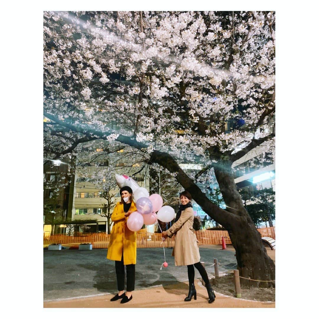 望月理恵さんのインスタグラム写真 - (望月理恵Instagram)「みてみて私の桜写真part4笑  誕生日を祝ってくれた友との 夜桜🌸 私の誕生日いつやったっけ？w #関西弁炸裂#ありがとう❤️ #大好き」3月31日 18時15分 - mochiee28