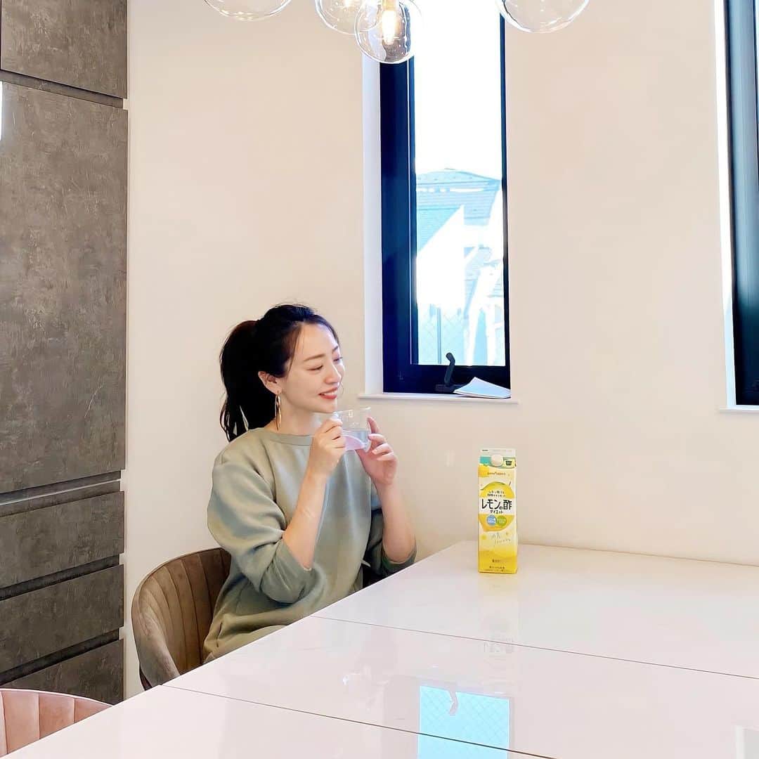 磯部奈央のインスタグラム：「引っ越しでバタバタの、ほっと一息の時間🍹  . 新居になってから、 ダイニングテーブル置けるようになったのが嬉しい〜😂🙌🏻 .  疲れたときは、レモン系の飲み物が飲みたくなる私🍋  ポッカサッポロさんから頂いた、 「レモンの酢」を飲んでリフレッシュしながら頑張っております🙌🏻📦 .  「レモンの酢」と聞くと、結構酸っぱいのかな？と思っていたんだけど、 飲んでみると、嫌な酸味なんて全くなくて、とっても美味しい🤭 薄めて飲むタイプのものもあるから、 それは炭酸で割って飲むのがお気に入りです😋🍋  .  .  . #リフレッシュ #引越し #新居 #レモンの酢 #ココロもチャージしよう #元気リフレッシュ #PR @pokkasapporo」