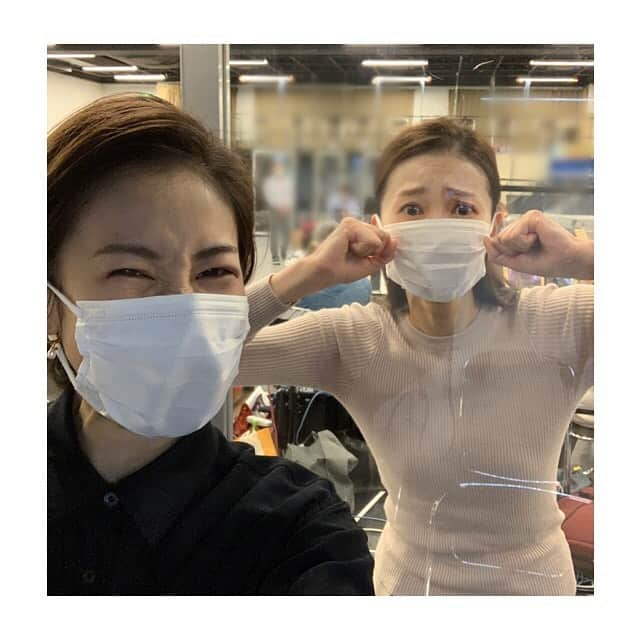 夢咲ねね（赤根那奈）さんのインスタグラム写真 - (夢咲ねね（赤根那奈）Instagram)「． 我が同期なつき💚✨  もう、、、 なっちゃんといると元気が湧き出るんです！ なっちゃんとの会話は面白くて稽古日の楽しみ…🤭w 普段は、ほわほわ〜癒しのなっちゃんなのに、マダムヴォルフのカッコ良さに撃ち抜かれました！！ すっごく素敵です。 今回、一緒で本当に嬉しいですし、 何より私は、なっちゃんのエリザ新人公演でのアクシデントへの対処が伝説すぎて、私は脱帽し尊敬しているのです🙌💞  写真は、透明の壁に隔たれて近づきたい…… 近づけない……… 近づけた………の図。  #エリザベート #ガラコンサート #稽古場 #大月さゆ #❄ #マダムヴォルフ #カッコ良し #同期 #89期」3月31日 16時49分 - yumesaki__nene