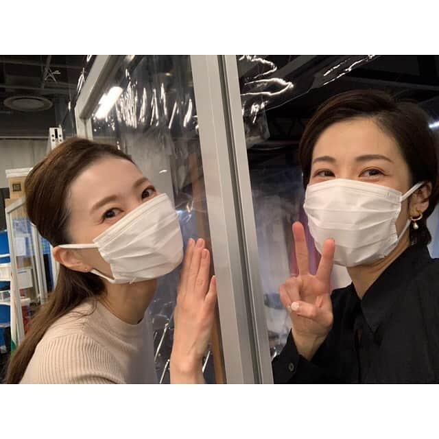 夢咲ねね（赤根那奈）さんのインスタグラム写真 - (夢咲ねね（赤根那奈）Instagram)「． 我が同期なつき💚✨  もう、、、 なっちゃんといると元気が湧き出るんです！ なっちゃんとの会話は面白くて稽古日の楽しみ…🤭w 普段は、ほわほわ〜癒しのなっちゃんなのに、マダムヴォルフのカッコ良さに撃ち抜かれました！！ すっごく素敵です。 今回、一緒で本当に嬉しいですし、 何より私は、なっちゃんのエリザ新人公演でのアクシデントへの対処が伝説すぎて、私は脱帽し尊敬しているのです🙌💞  写真は、透明の壁に隔たれて近づきたい…… 近づけない……… 近づけた………の図。  #エリザベート #ガラコンサート #稽古場 #大月さゆ #❄ #マダムヴォルフ #カッコ良し #同期 #89期」3月31日 16時49分 - yumesaki__nene