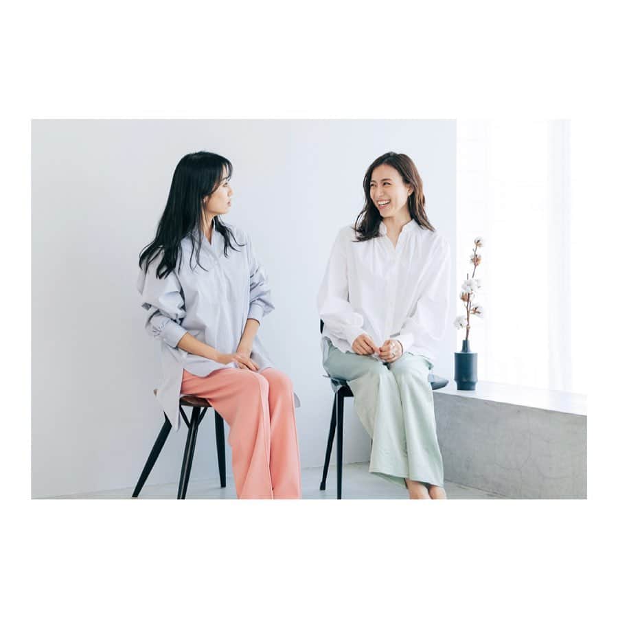 のインスタグラム：「"モノづくり"動き出します🙆‍♀️ # newansと取り組んでいるプロジェクトが動き出します。  昔からシンプルな洋服が好きでした。 局アナ時代はインタビューの仕事が多かったのもあり、 清潔感を大切にしつつ、自分らしさを意識して 洋服選びを日々楽しんできました。  この2年は母になった上、おうち時間も増え、 デザインだけでなく、イージーケアなど機能性の観点も 服選びに大きく加わりました。  品や清潔感を大切に、 ディテールの繊細さもある デイリーユースで機能性の高いアイテムが欲しい！ という思いを実現するべく、 ブラウスやワンピース、その他様々な アイテム作りを進めています。  その思いを込めたインタビュー記事も展開中です。 ストーリーズから飛んで頂けますので、 お時間のある方、読んで頂けると嬉しいです✨  #Newans #ハッシュニュアンス #共につくるプロジェクト  インタビュー記事☟ https://bit.ly/3cg8Gyz」