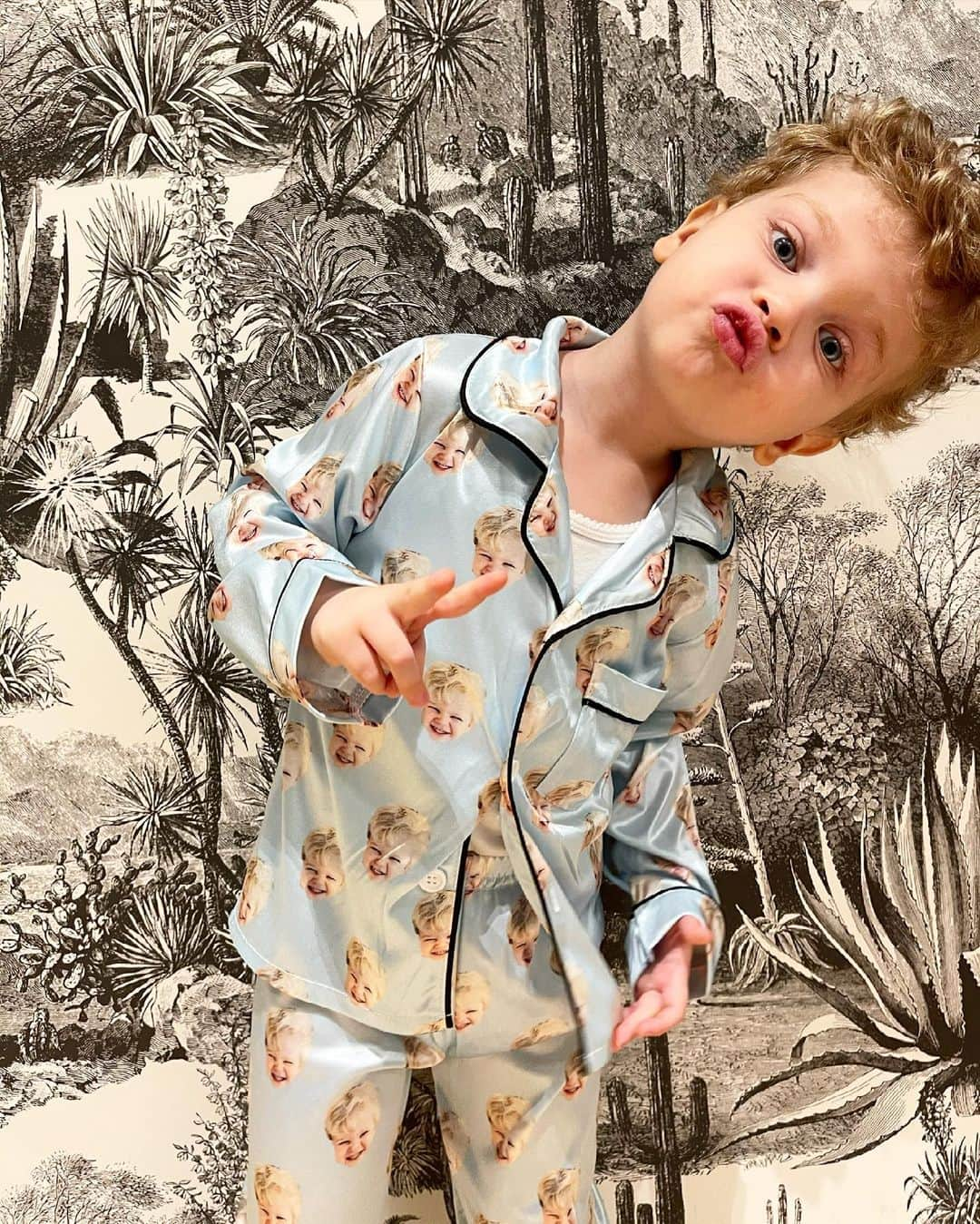 キアラ・フェラーニさんのインスタグラム写真 - (キアラ・フェラーニInstagram)「Yes, I ordered a pijama with his faces on it 😅」3月31日 17時11分 - chiaraferragni