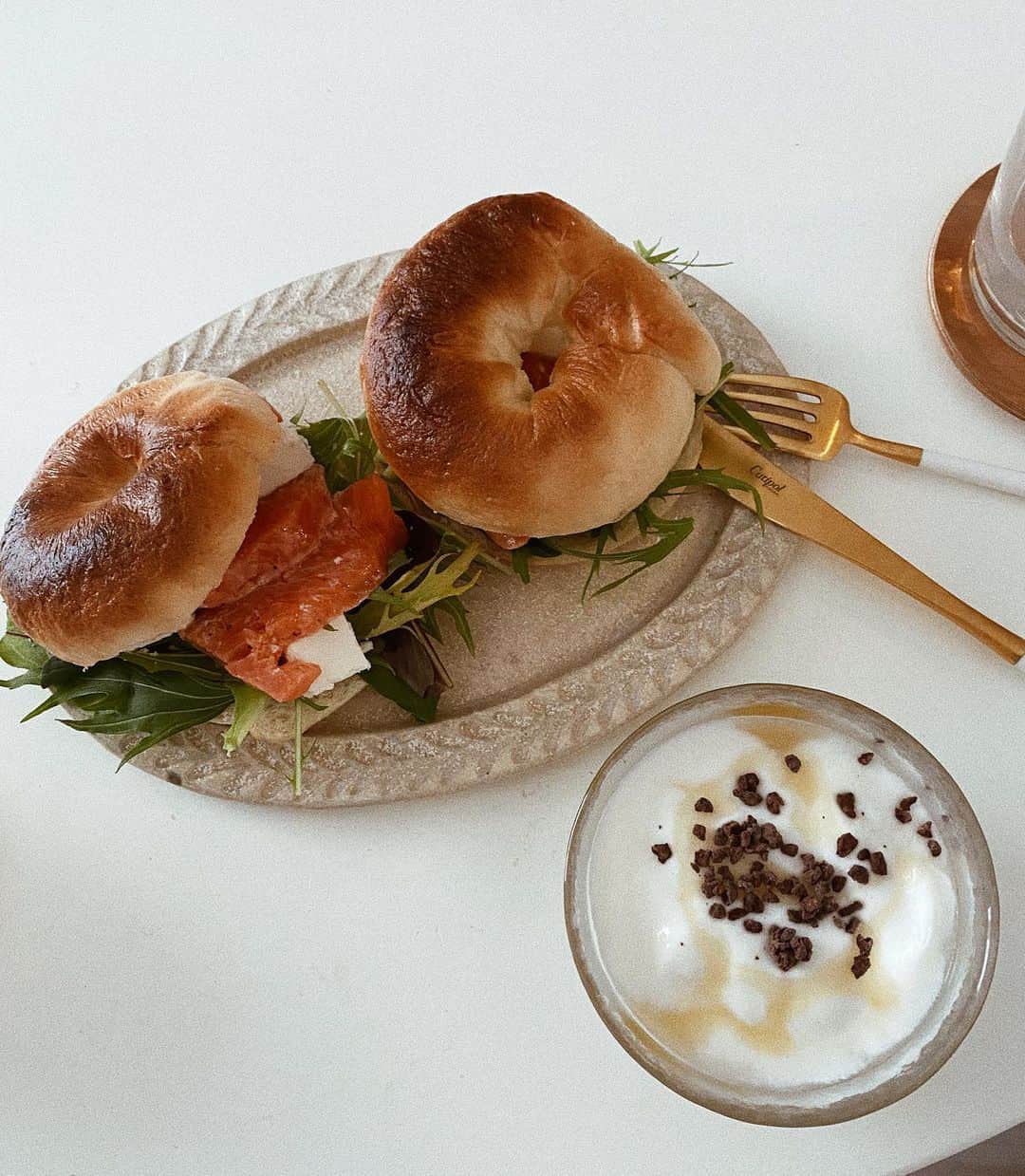 桃衣香帆さんのインスタグラム写真 - (桃衣香帆Instagram)「ベーグルはバターを使っていないからパンの中では脂質がとっても低いです☺️  しかも噛み答えがあってお腹にも溜まるのでパンが食べたくなったらベーグルがおすすめ！🥯🥯 #朝食のあとは」3月31日 17時06分 - momoikaho