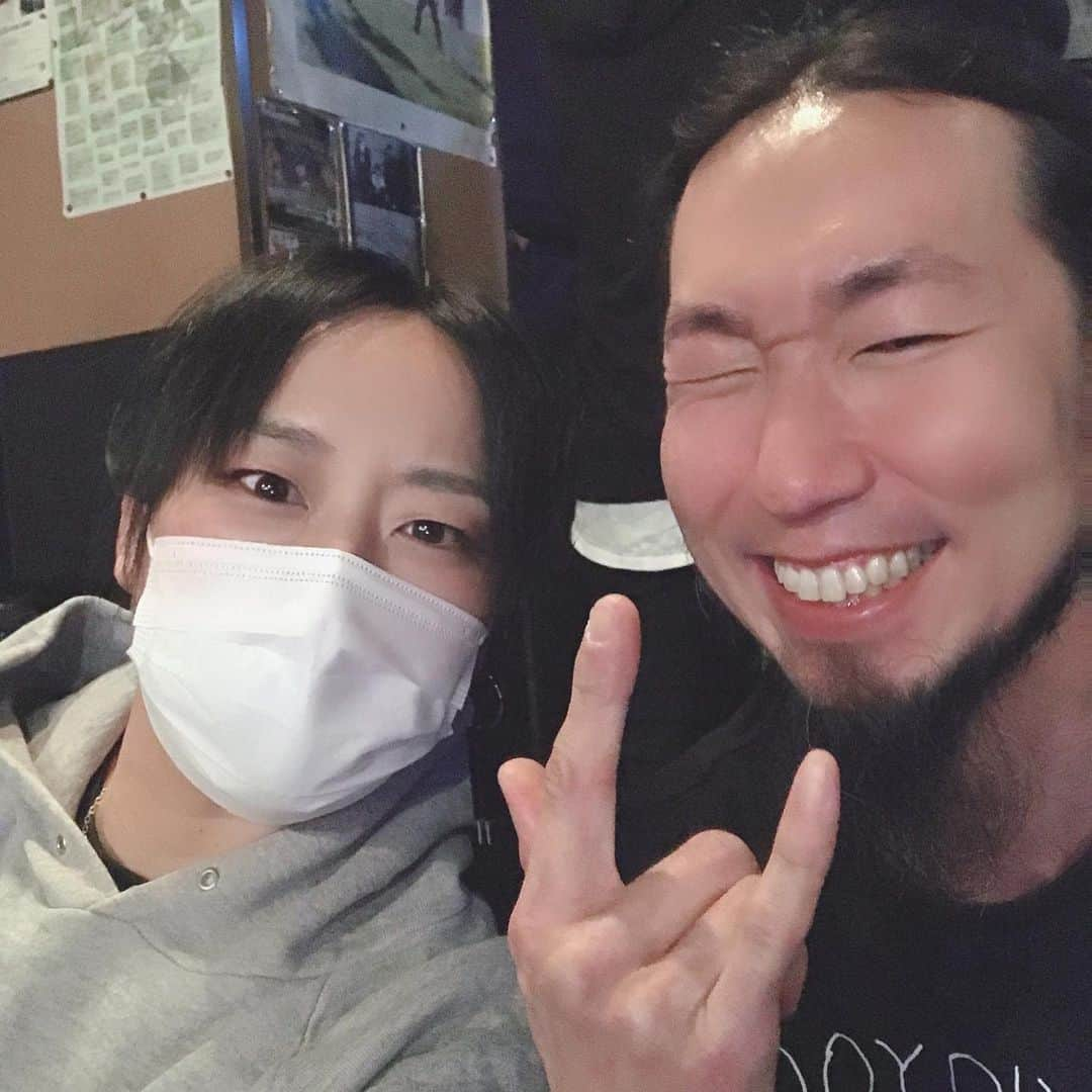 みずえのインスタグラム：「リハおわたー！可愛い2人と一緒に😍 #whothebitch #赤いくらげ #MINORTHIRD #daisybar #しげる #PAゆか #ドラム女子 #ドラマー」