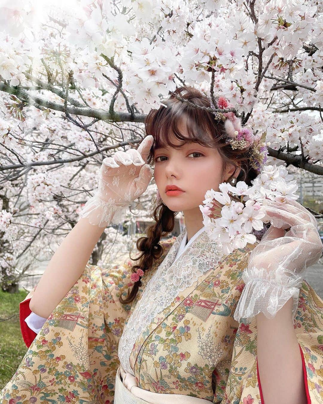 堀井大輔のインスタグラム：「・ ・ 🌸×👘 ・ 桜が背景になるスポットで📸 ・ 背丈に桜がくるこの場所がお気に入り♡ ・ ・ 𝑚𝑜𝑑𝑒𝑙 @christina_kmr999  ℎ𝑎𝑖𝑟/𝑝ℎ𝑜𝑡𝑜 @daisuke_5511  ℎ𝑎𝑖𝑟 𝑎𝑐𝑐𝑒𝑠𝑠𝑜𝑟𝑦  @bebu_flower  𝑒𝑎𝑟𝑟𝑖𝑛𝑔  @you_and_me_aroma  着付け @__m.a.i11  ・ ・  #ホリーマジック #ホリージョ撮影 #エモージョ #ホリージョ #着物 #桜撮影 #天白川 #桜 #ヘアセット#セット#ヘアアレンジ #プレ花嫁 #作品撮り #ウェディングドレス #2021秋婚 #2021春婚 #2021夏婚 #全国のプレ花嫁さんと繋がりたい #ウェディングニュース #コテ巻き  #DRESSY花嫁 #ゼクシィ2021 #アップスタイル #おだんご #編みおろし #プラコレ ￼ 	◦」