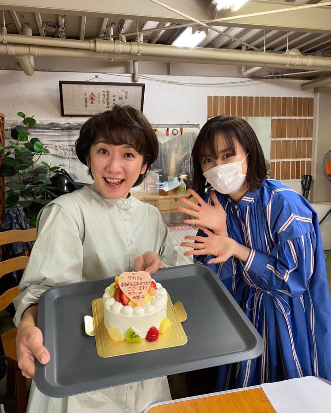 山口もえのインスタグラム：「・  「やさいの時間」でお世話になってる深町貴子さんがお誕生日を迎えられました🎂🎉✨ 皆でお祝いをしました💕💕💕 （この時だけ一瞬近づいてタカさんはロウソク消すためにマスク外してますがすぐにマスク着けてます😊）  じつはわたくし 部屋にある観葉植物はすぐ枯らしてしまうタイプでした！！笑  それでも番組を通してタカさんに出逢い 植物を枯らしてしまってもそこから学ぶことがあるから失敗ではないことや 植物を通して色々な生物が一生懸命に生きていることや タネから発芽する瞬間がたまらなく愛おしいことなど… たくさんのことを教えて頂きました。  そのおかげで自宅でも野菜を育てるようになり観葉植物を愛でるようになり… ライフスタイルに彩りが加わりました🍀 （もちろん！まだまだ枯らしたりもしてます。笑）  これからもたくさんの方にプランター菜園の楽しさを伝えていきたいです✨ 「やさいの時間」この春私三年目に突入します❣️  タカさん♡  おめでとう🎉㊗️🎊🎂✨  #やさいの時間#TV#プランター菜園 #深町貴子 さん💕 #お誕生日おめでとうございます#❤️ #今年は大きなプランターに #色々な野菜をうえて #ミニポタジェを作るよ😍 #お楽しみ」
