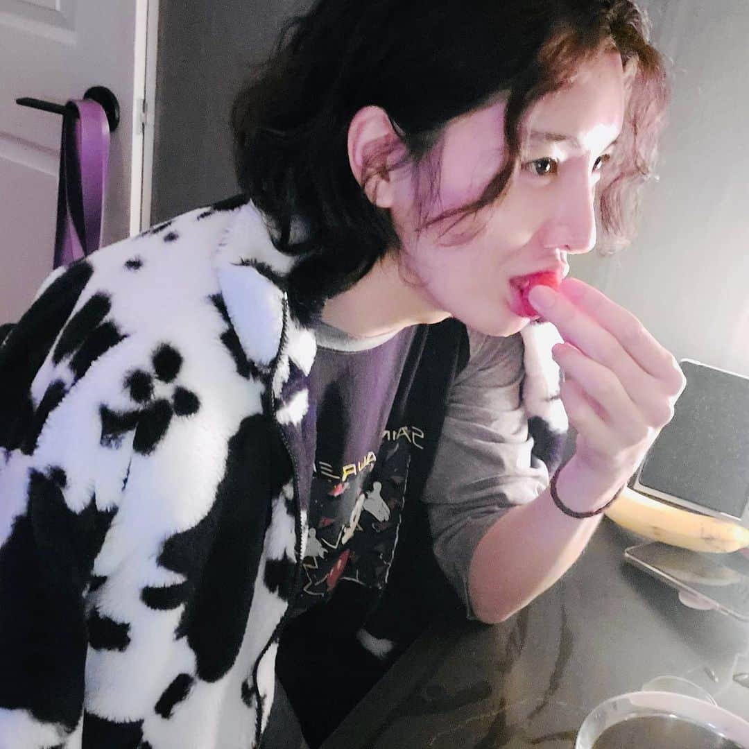 ノ・ミヌのインスタグラム：「did you miss me 🍓🍓」