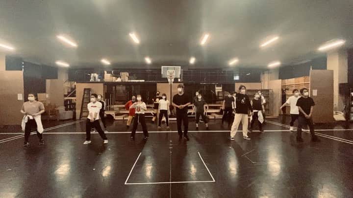 竹内涼真のインスタグラム：「musical　#17again   みんなで踊ると迫力でるなーぁー カッコいい😳  もっともっと頑張ろっ。  今日からチケット販売されてますので是非　 　　劇場でお待ちしてます☺️」