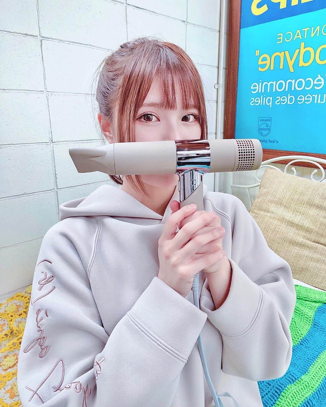 プラネットオシリスのインスタグラム：「. . ストレートアイロンもカールアイロンも使ってる @kinujo.jp 念願のドライヤー出ました！！！ . . デザインがスタイリッシュでとにかくお洒落だし 大風量なのにめちゃくちゃ軽くて しかも折りたたみできるから持ち運びも場所も取らなくて最高だ😭✨✨ . . 風量が強いとパサつきがちなのが不安だけど 超遠赤外線でツヤ出し効果もあって安心優秀🙆‍♀️✨ . . ドライヤー迷ってる人 プレゼントにも是非🎁 . #KINUJO#絹女#高級ドライヤー#ドライヤー#ポニーテール#パーカー#美容#ヘアケア#pr」