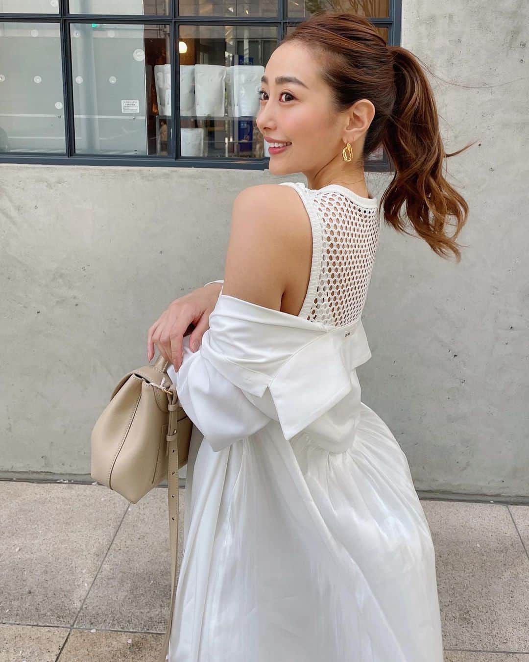 のインスタグラム：「桜を見に🌸 春風に靡かれながら。🌝✨  . 今日は朝から @oasis_tokyo_official  で整体,小顔矯正,HIFUのフルコース してきたから化粧ノリが最高によい🥺✨  . 詳しくはストーリーみてね✌︎」