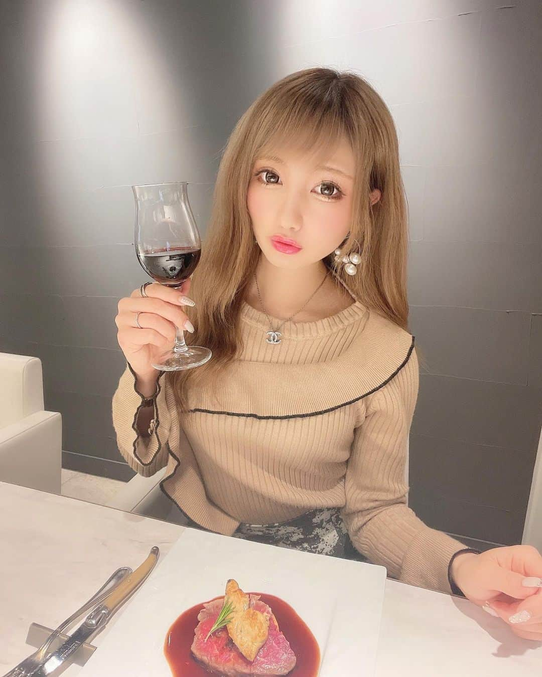 まゆぴちゅーさんのインスタグラム写真 - (まゆぴちゅーInstagram)「コスパ最強の門前仲町イタリアン🇮🇹🍝♡！  以前来店してめちゃめちゃに気に入ったお店🙈  門前仲町から徒歩2分ぐらいのチェルディさん🍴 ▶︎▶︎ @cerdi_monnaka   【前菜】 寒ブリと湯葉ムースのサラダ仕立て 〜青さ海苔のせ〜 【冷菜】 牛舌のイタリアンユッケ 【温菜】 桜海老と柚子の茶碗蒸し〜いくら掛け〜 黒トリュフ大根 トリュフ香る鴨肉のメンチカツ 【パスタ】 ウニボナーラ 【メイン】 牛ヒレ肉とフォアグラのロッシーニ 【ドルチェ】 パンナコッタ  ってゆー なんとも豪華なコースが、¥4980なの🥺✨ (パスタ変更の黒トリュフ大根追加してるから 5600円くらいかな🤣✊🌼)  そして50種類のワインを自分で好きなのを つぎにいける楽しい飲み放題がなんと 1時間580円ー！！！！えぐない！？🥺🍷✨  お昼から酔っ払っちゃいました🙈💗💗  そしてここのトリュフ大根とロッシーニは優勝🏅。 (全部全部おいしいけど🥺🥺♥️)   #Cerdi #門前仲町イタリアン #ウニボナーラ #牛ヒレ肉とフォアグラのロッシーニ #東京グルメ #門前仲町 #門前仲町グルメ #ワイン飲み放題 #pr #門前仲町ランチ #東京グルメ #東京ランチ  #東京ディナー #ロッシーニ #フォアグラ #黒トリュフ #インスタグルメアワード2021  #インスタグルメ #グルメ女子 #ビジョビ」3月31日 18時04分 - mayu_03pichu