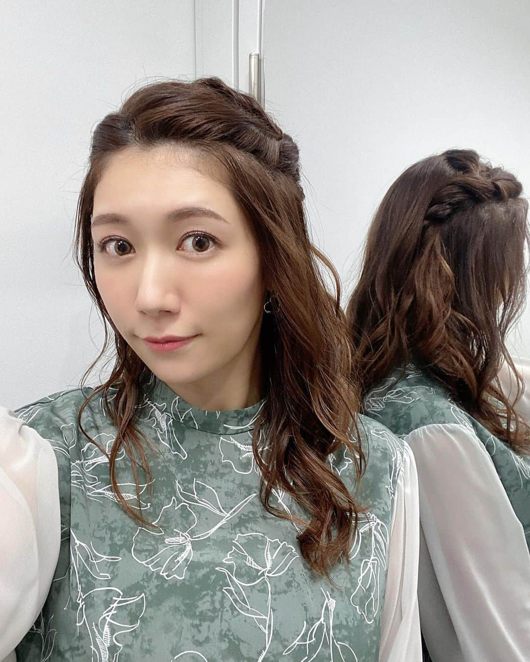 穂川果音さんのインスタグラム写真 - (穂川果音Instagram)「hair style  デコ出しハーフアップだよ〜  earring→ @mon_tresor_reon  #ゆる巻き #ハーフアップ #hairstyle #hairarrange #イヤリング　#アベプラ　#でこ出し 　#ハーフアップアレンジ　#earrings」3月31日 9時24分 - hokawakanonn