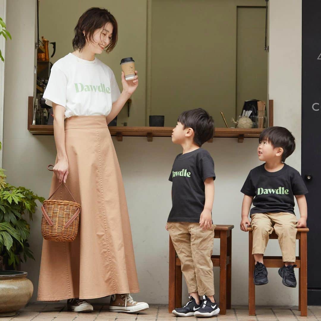 上村若菜のインスタグラム：「. @rita_jeans_tokyo コラボ　第3弾✨ . セージリンク🌿 . 大人バージョンはホワイトにセージ、キッズバージョンはスミクロにセージでさりげなくリンク。 . ホワイトTはブラウン系やベージュ系とも相性抜群🙆‍♀️ 上品だけどアクセントになるセージカラーの色味にもこだわりました✨ カーディガンやジャケットのインにしたり、着回し力抜群✨ １枚で着てもシンプルなコーディネートのポイントになります。 .  ○受注予約期間 3/31（水）20:00〜4/18（日）23:59:59  ○発売日 4/26（月）〜 ※順次発送いたします。  ✔︎RITA ONLINE STORE 👉このアカウントのプロフィールのリンクから✨ 👉タグ付けからも✨  #ritajeanstokyo #rita」