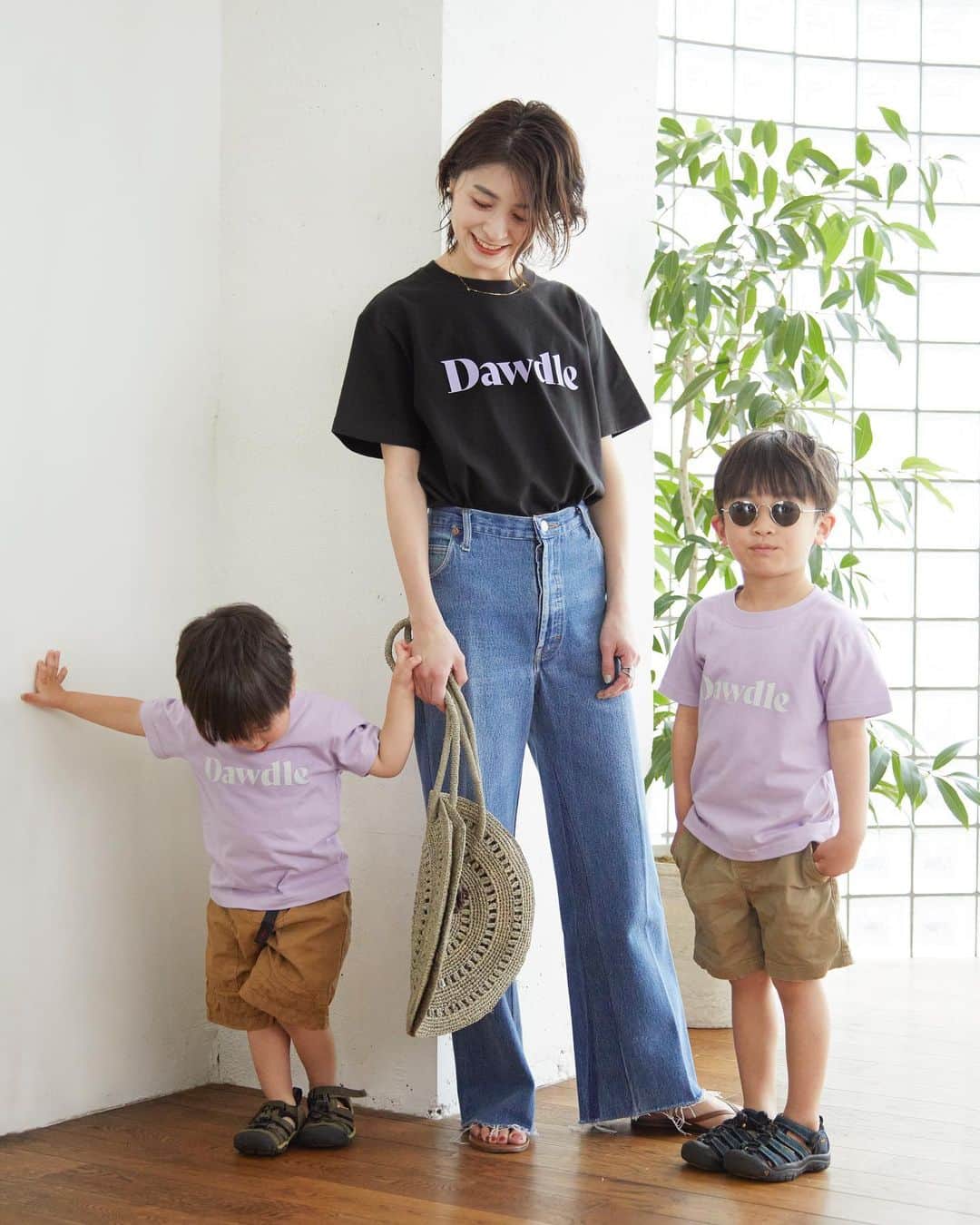 上村若菜のインスタグラム：「. @rita_jeans_tokyo コラボ 第3弾✨  ラベンダーリンク💜  夏になると明るいカラーが着たくなる🌻 元気いっぱいのキッズたちは明るいラベンダーを。 文字はクールグレーにして女の子でも着やすい優しい雰囲気に。  大人バージョンは去年１番人気だったスミクロをベースに、文字をラベンダーにしてリンクした時のさりげなさがポイント。 汚れも気にせずガシガシ着れて、意外に何にでも合わせやすいスミクロ。 クールさの中に女性らしさもあって、とってもかわいくできました✨  ○受注予約期間 3/31（水）20:00〜4/18（日）23:59:59  ○発売日 4/26（月）〜 ※順次発送いたします。  ✔︎RITA ONLINE STORE 👉このアカウントのプロフィールのリンクから✨ 👉タグ付けからも✨  #ritajeanstokyo #rita」