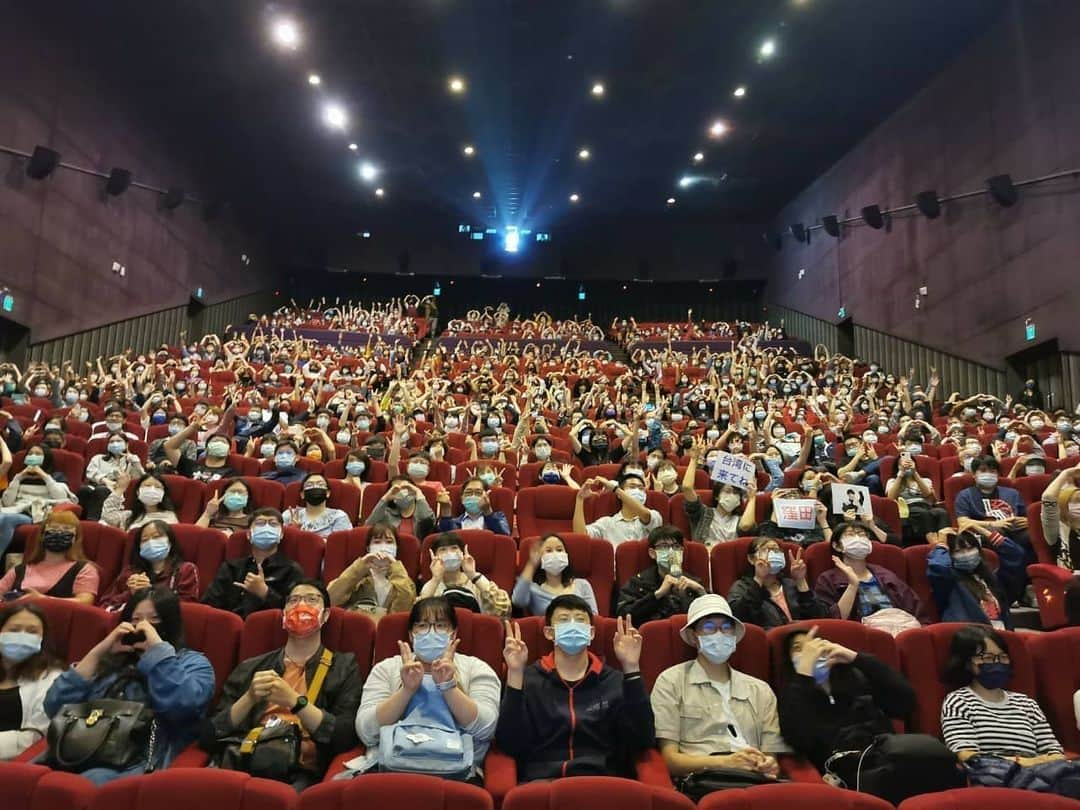 西野亮廣さんのインスタグラム写真 - (西野亮廣Instagram)「昨日は台湾で『映画 えんとつ町のプペル』の先行上映がありました。 会場には行けなかったので、自宅から配信で参加。 . 映画公開に向けて動いてくださったスタッフの皆様、劇場に足を運んでくださったお客様に感謝します。 . プペルは世界で40の配給会社からオファーをいただいていますが、公開は焦らず、コロナと状況と相談しながら進めていきたいと思います。 . 頑張ります。  　 【追伸】 ここからの世界展開に関して気をつけておいた方がいいことなどを今朝のサロンに書かせていただきました。 是非、ご覧ください。 プロフィール欄から。  #えんとつ町のプペル」3月31日 10時50分 - japanesehandsome