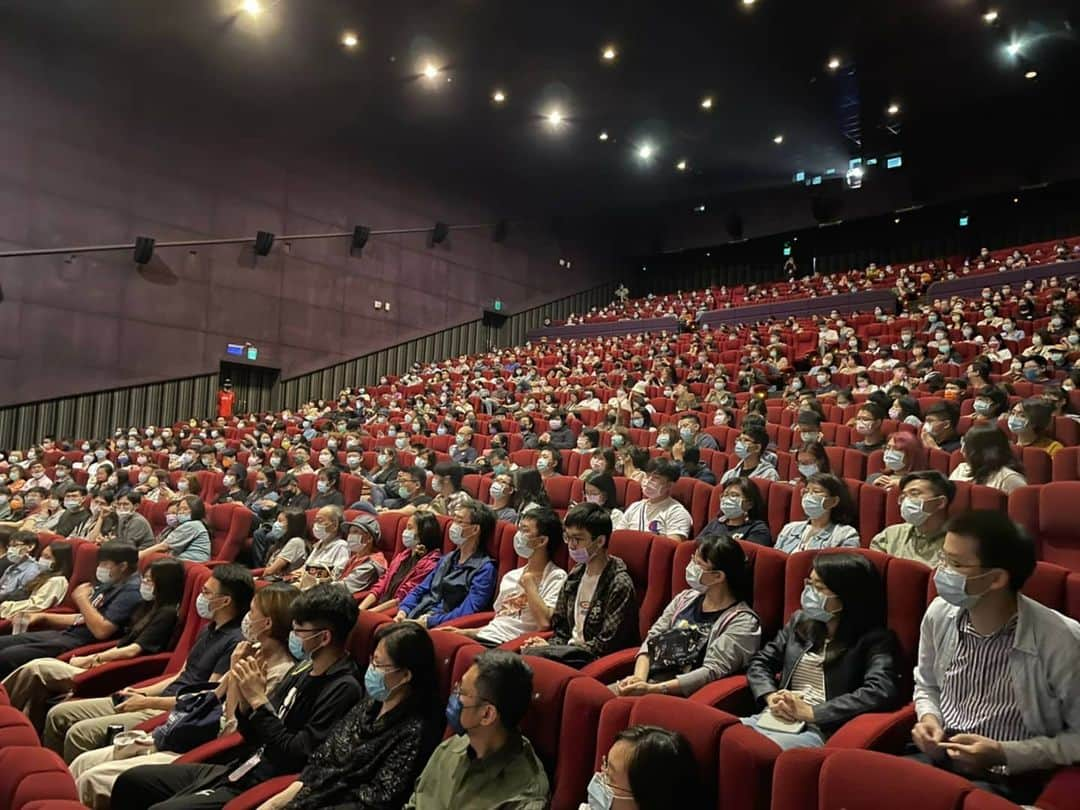 西野亮廣さんのインスタグラム写真 - (西野亮廣Instagram)「昨日は台湾で『映画 えんとつ町のプペル』の先行上映がありました。 会場には行けなかったので、自宅から配信で参加。 . 映画公開に向けて動いてくださったスタッフの皆様、劇場に足を運んでくださったお客様に感謝します。 . プペルは世界で40の配給会社からオファーをいただいていますが、公開は焦らず、コロナと状況と相談しながら進めていきたいと思います。 . 頑張ります。  　 【追伸】 ここからの世界展開に関して気をつけておいた方がいいことなどを今朝のサロンに書かせていただきました。 是非、ご覧ください。 プロフィール欄から。  #えんとつ町のプペル」3月31日 10時50分 - japanesehandsome