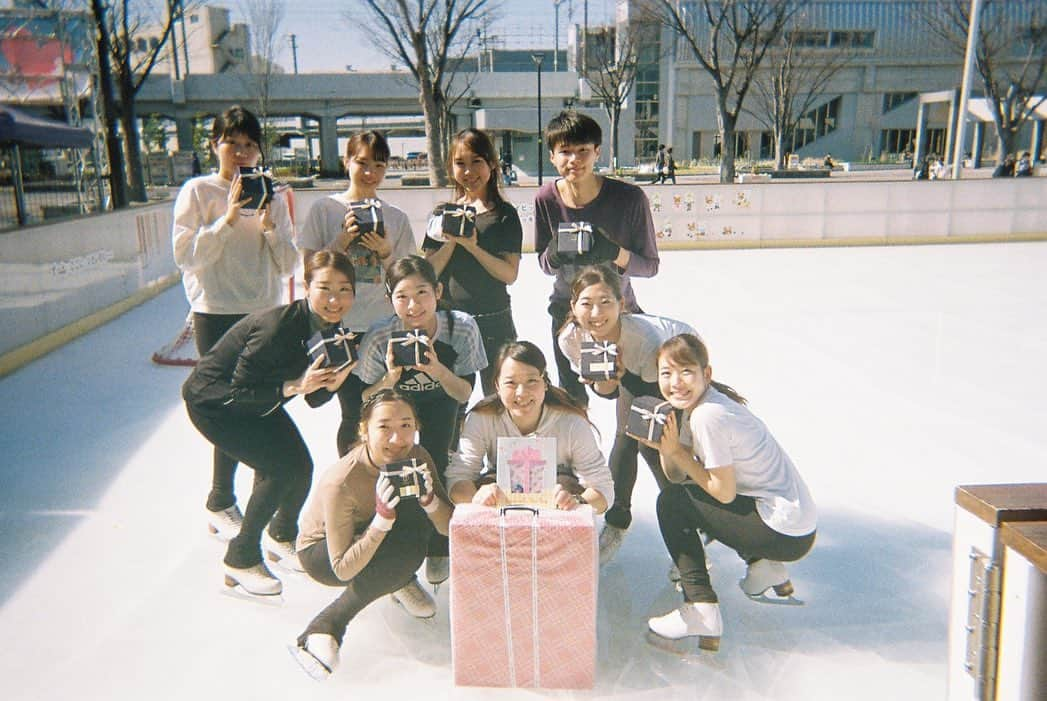 澤田亜紀さんのインスタグラム写真 - (澤田亜紀Instagram)「今年は卒業生が9人⛸ 西宮でレッスンを始めた時に来てくれた初期メンバーが全員卒業となり、凄く寂しいです😢 (趣味スケーターとして早く戻ってきてね👼) 新しいステージでも頑張ってねー！！！ (o⚑'▽')o⚑*ﾟ #あきふぁみりー #撮影時のみマスクを外しています #瑞光窯のマグカップ #学生スケーター」3月31日 11時20分 - aki_sawada_107