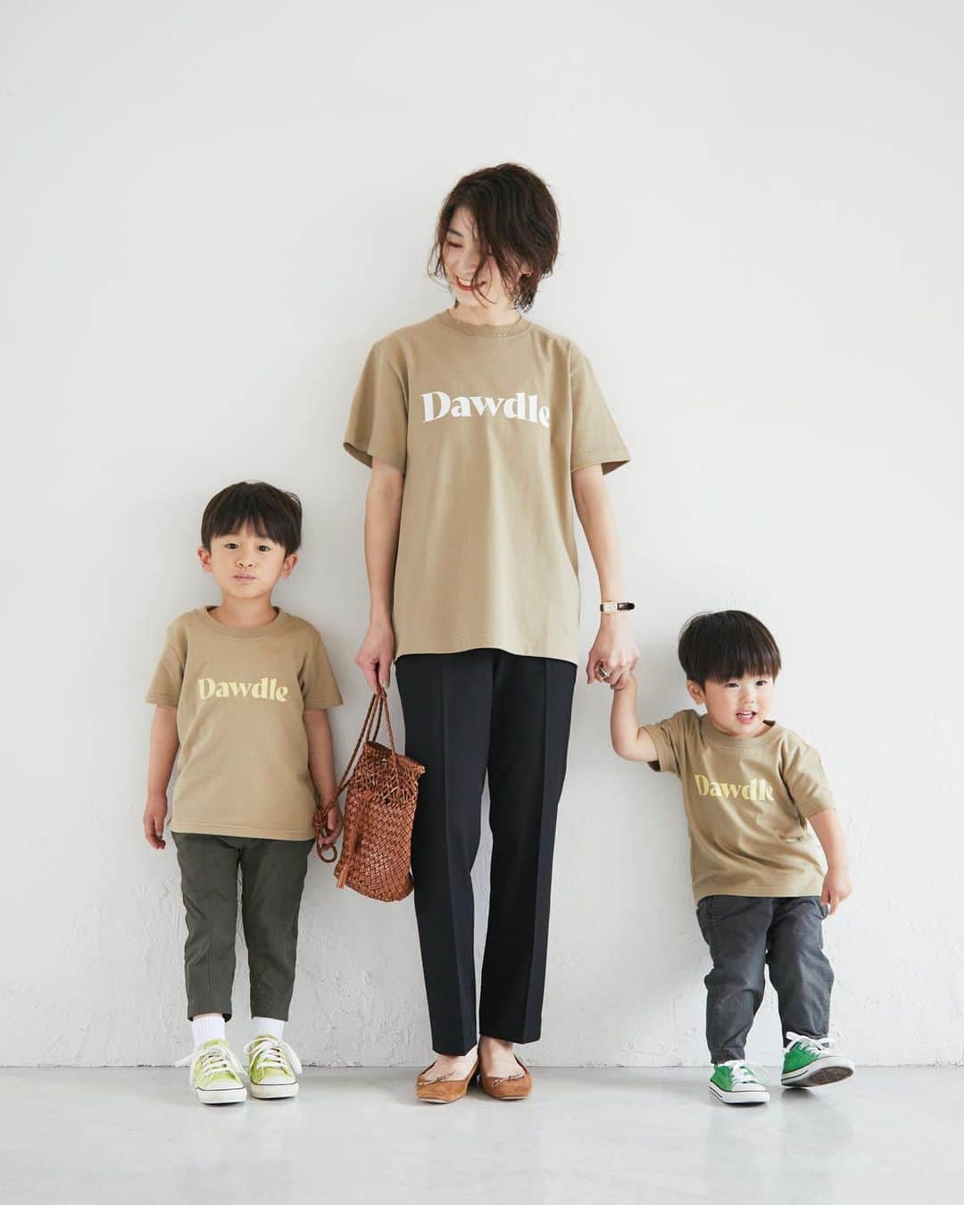 上村若菜のインスタグラム：「. @rita_jeans_tokyo コラボ 第3弾✨  サンドカーキリンク🧇  ベージュにカーキがほんのりはいった絶妙カラーがツボでNew inしたサンドカーキ。  キッズのロゴは柔らかいクリームイエローにしてヴィンテージっぽいおしゃれ配色に。  大人バージョンはシンプルに敢えての白ロゴで大人っぽく仕上げました。 こんな感じでモノトーンで合わせてもいいし、デニムやカーキのボトムとも相性🙆‍♀️ こちらも着回しパターンは無限で大活躍間違いなし💪  ○受注予約期間 3/31（水）20:00〜4/18（日）23:59:59  ○発売日 4/26（月）〜 ※順次発送いたします。  ✔︎RITA ONLINE STORE 👉このアカウントのプロフィールのリンクから✨ 👉タグ付けからも✨  #ritajeanstokyo #rita」